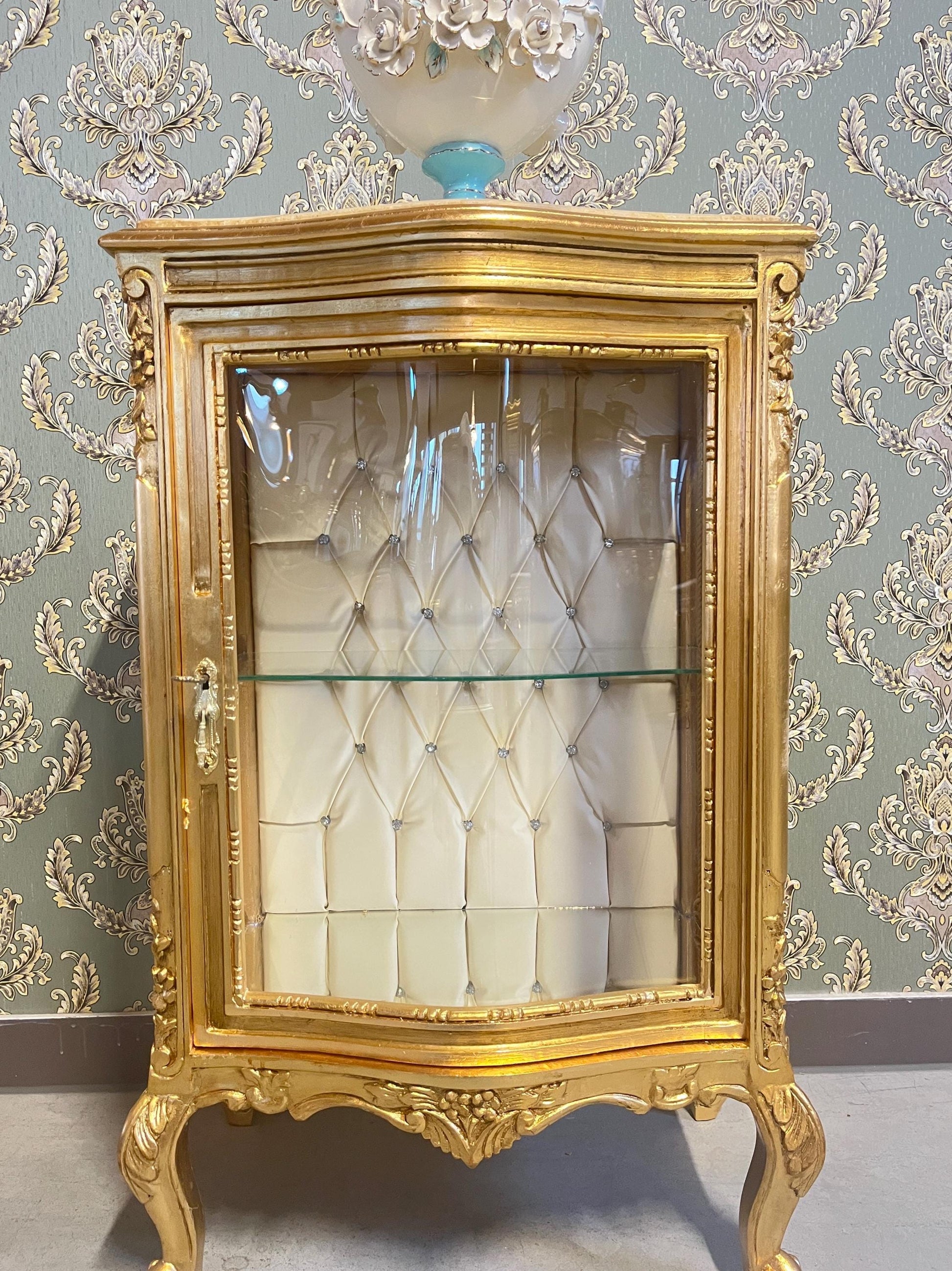 Showcase French Louis Style Display Çabinet in Gold Finish Retro Baroque Antique Style Glass Cabinet for Living Room Home Decor