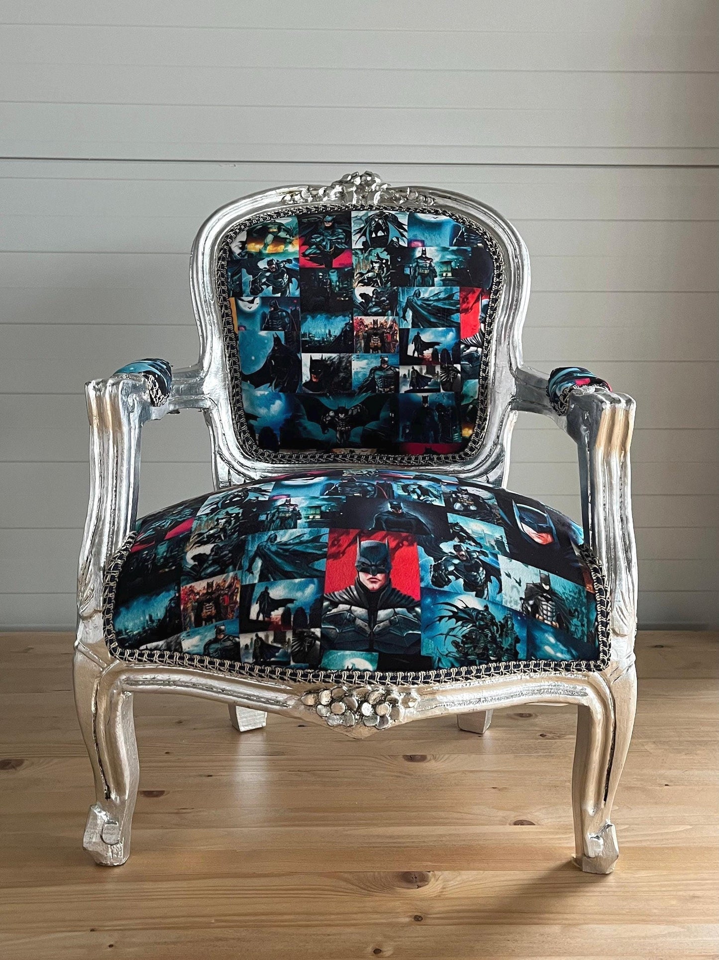 Kinderstuhl im französischen Barockstil mit silberblauem Cartoon-Druck/French Baroque Style Kids Chair with Armrest Silver Blu Batman Print