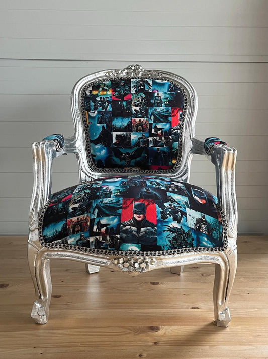 Kinderstuhl im französischen Barockstil mit silberblauem Cartoon-Druck/French Baroque Style Kids Chair with Armrest Silver Blu Batman Print