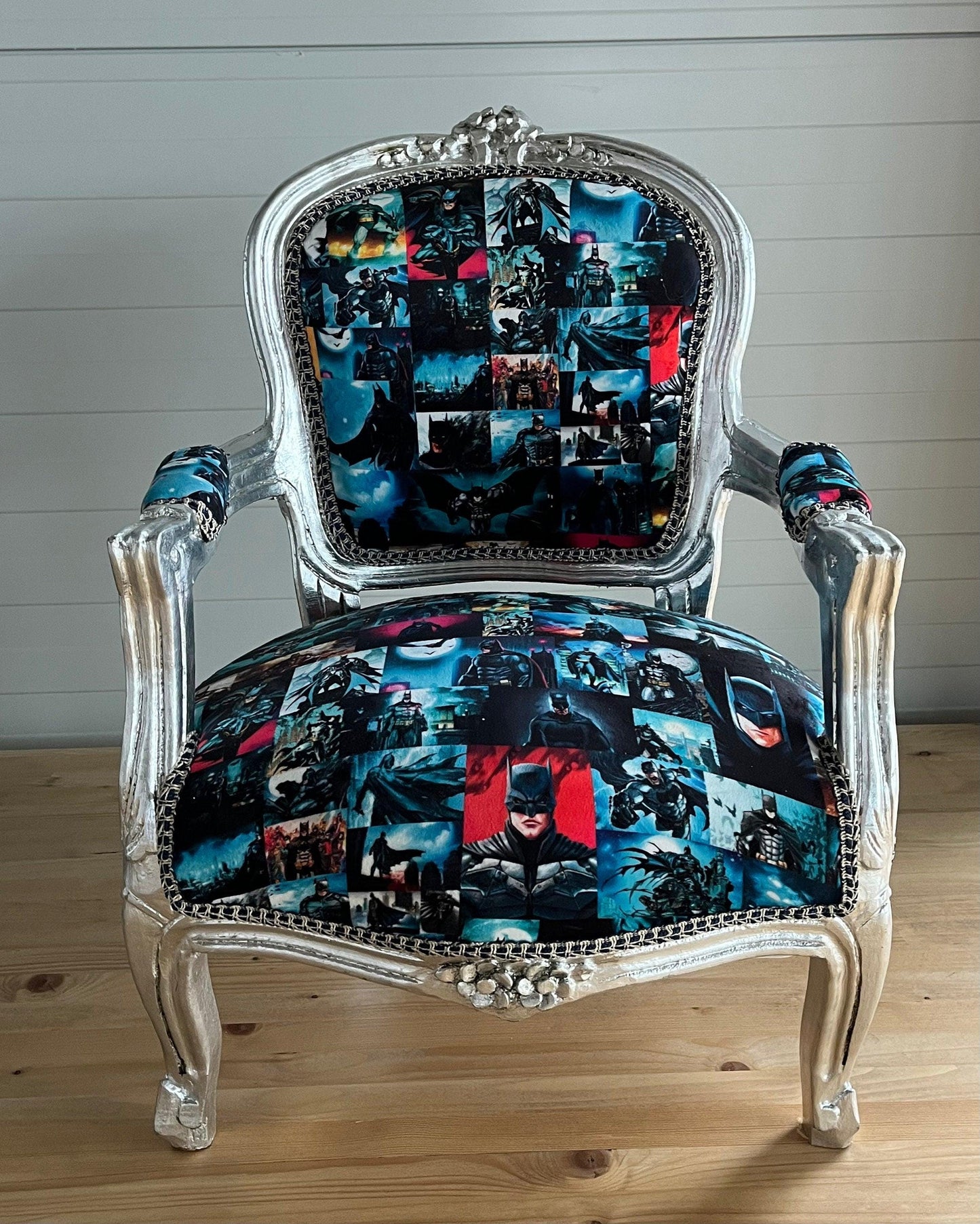 Kinderstuhl im französischen Barockstil mit silberblauem Cartoon-Druck/French Baroque Style Kids Chair with Armrest Silver Blu Batman Print