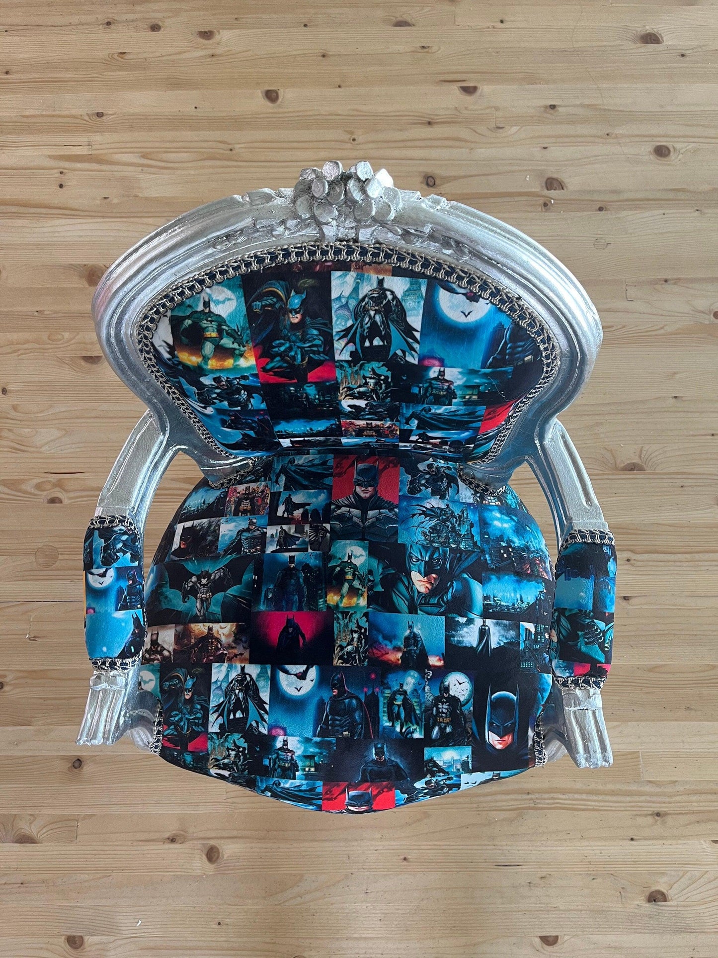 Kinderstuhl im französischen Barockstil mit silberblauem Cartoon-Druck/French Baroque Style Kids Chair with Armrest Silver Blu Batman Print