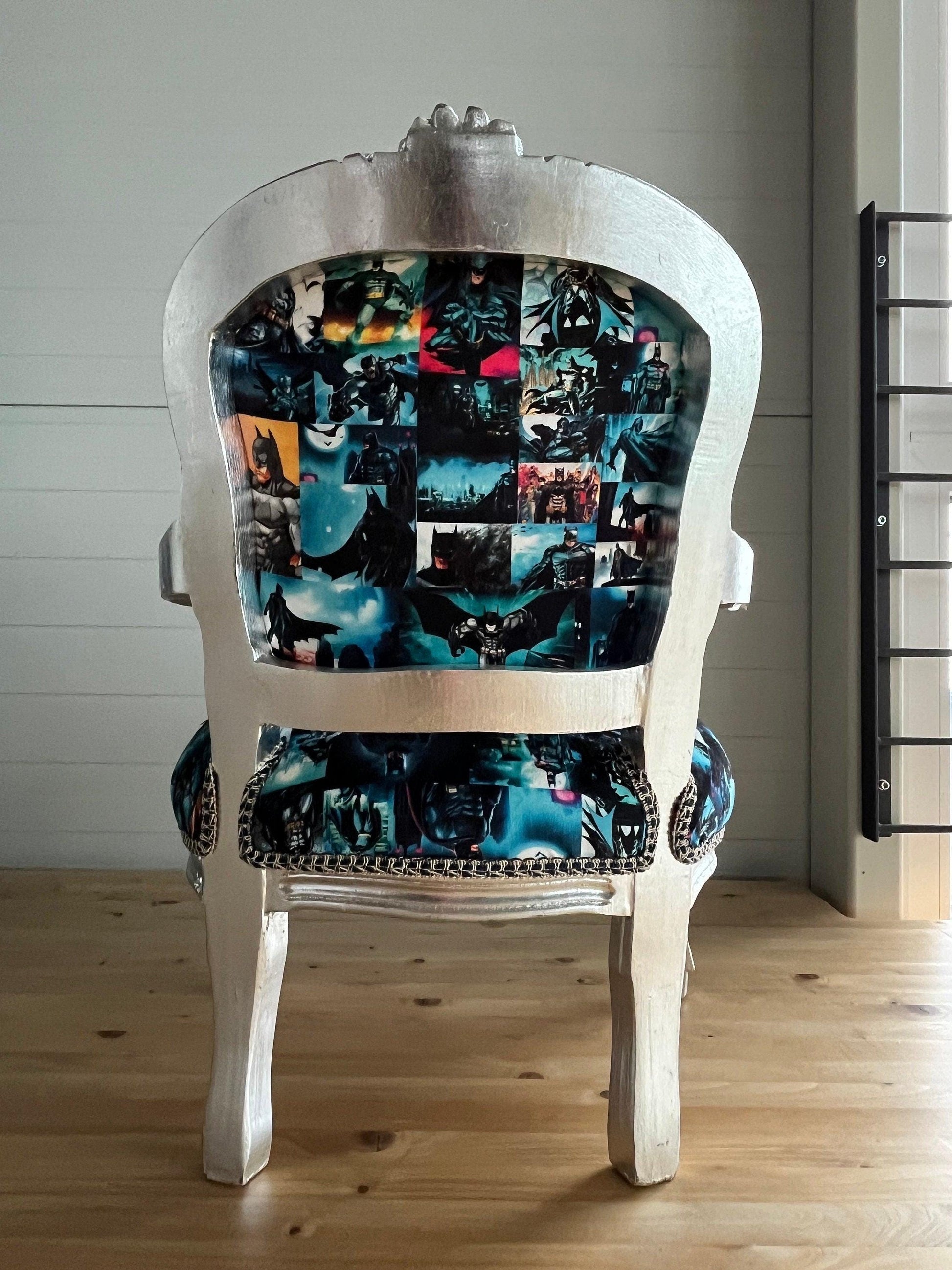 Kinderstuhl im französischen Barockstil mit silberblauem Cartoon-Druck/French Baroque Style Kids Chair with Armrest Silver Blu Batman Print