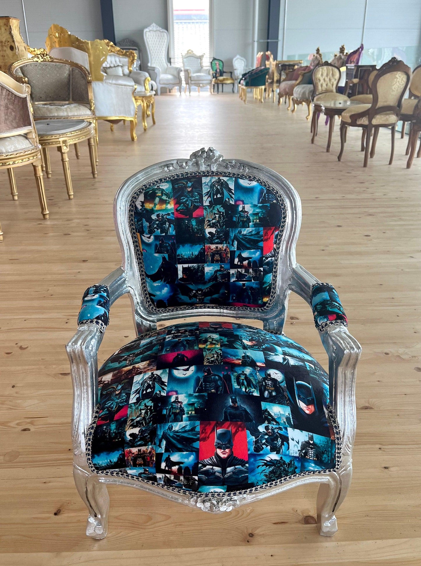 Kinderstuhl im französischen Barockstil mit silberblauem Cartoon-Druck/French Baroque Style Kids Chair with Armrest Silver Blu Batman Print