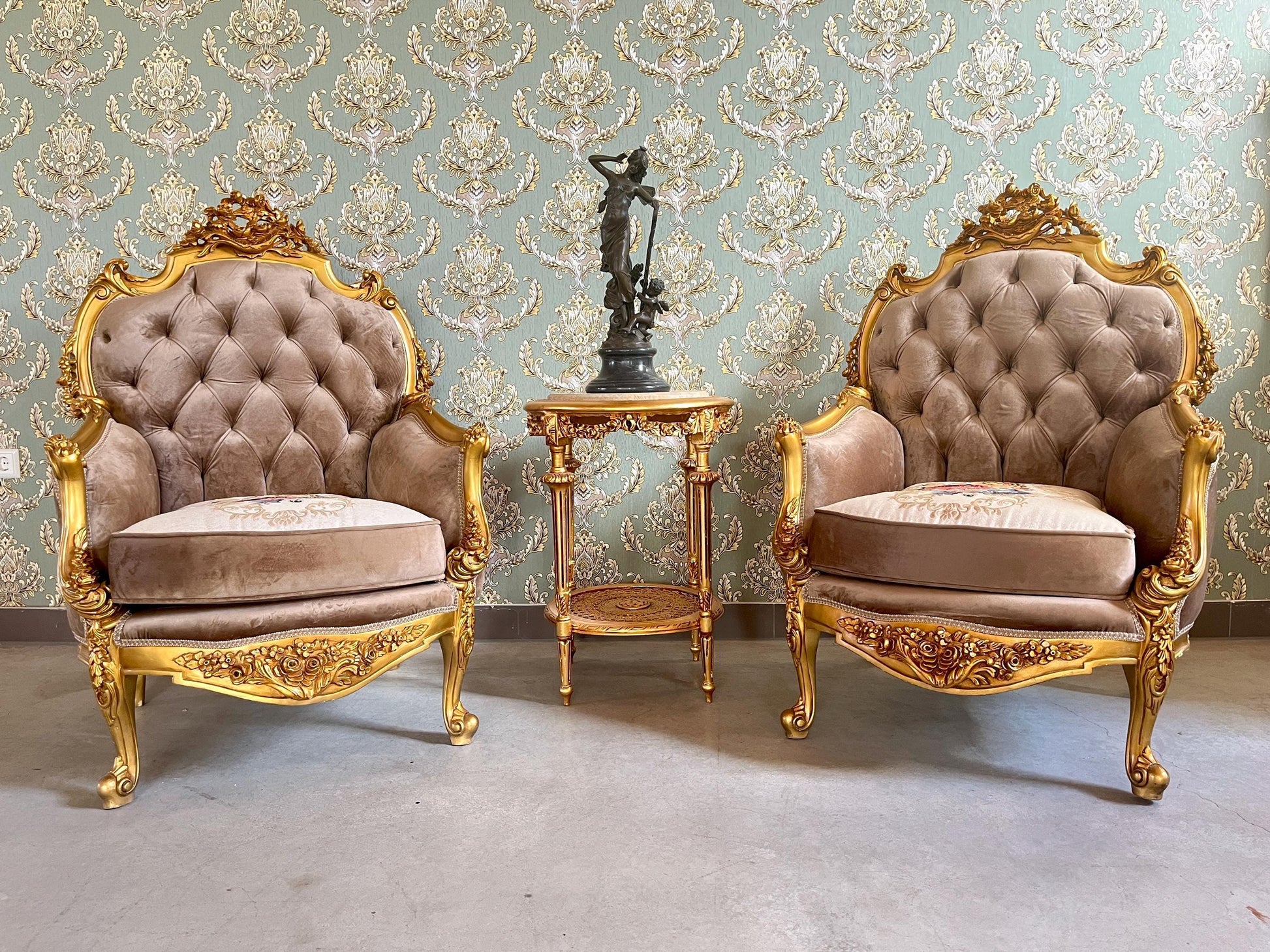 Armchair Table Set Deluxe Antique Style in Gold Finish Royal Style Chairs and Table Baroque Rococo Style Chair Set for Hotel Lobby Decor