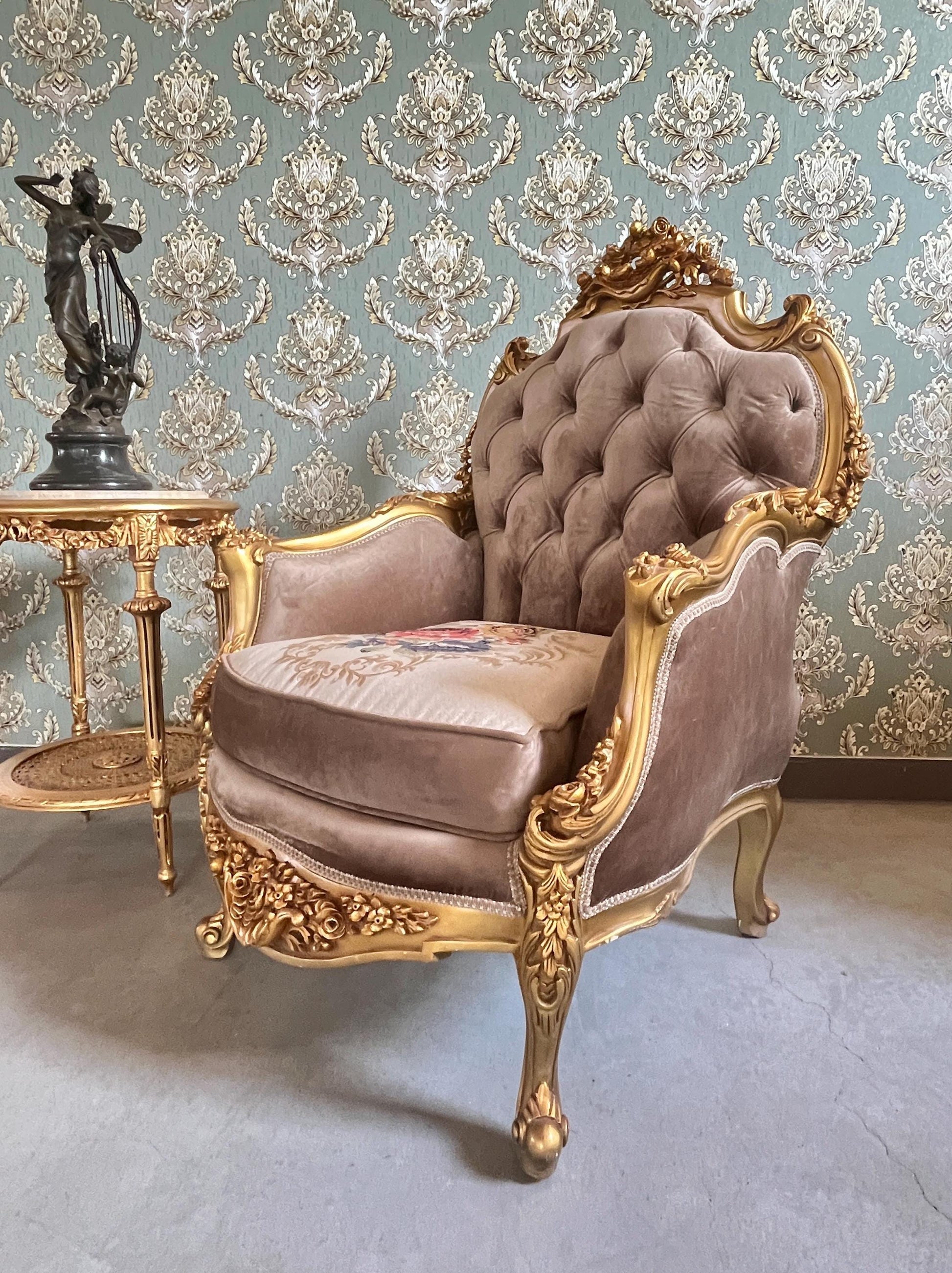 Armchair Table Set Deluxe Antique Style in Gold Finish Royal Style Chairs and Table Baroque Rococo Style Chair Set for Hotel Lobby Decor