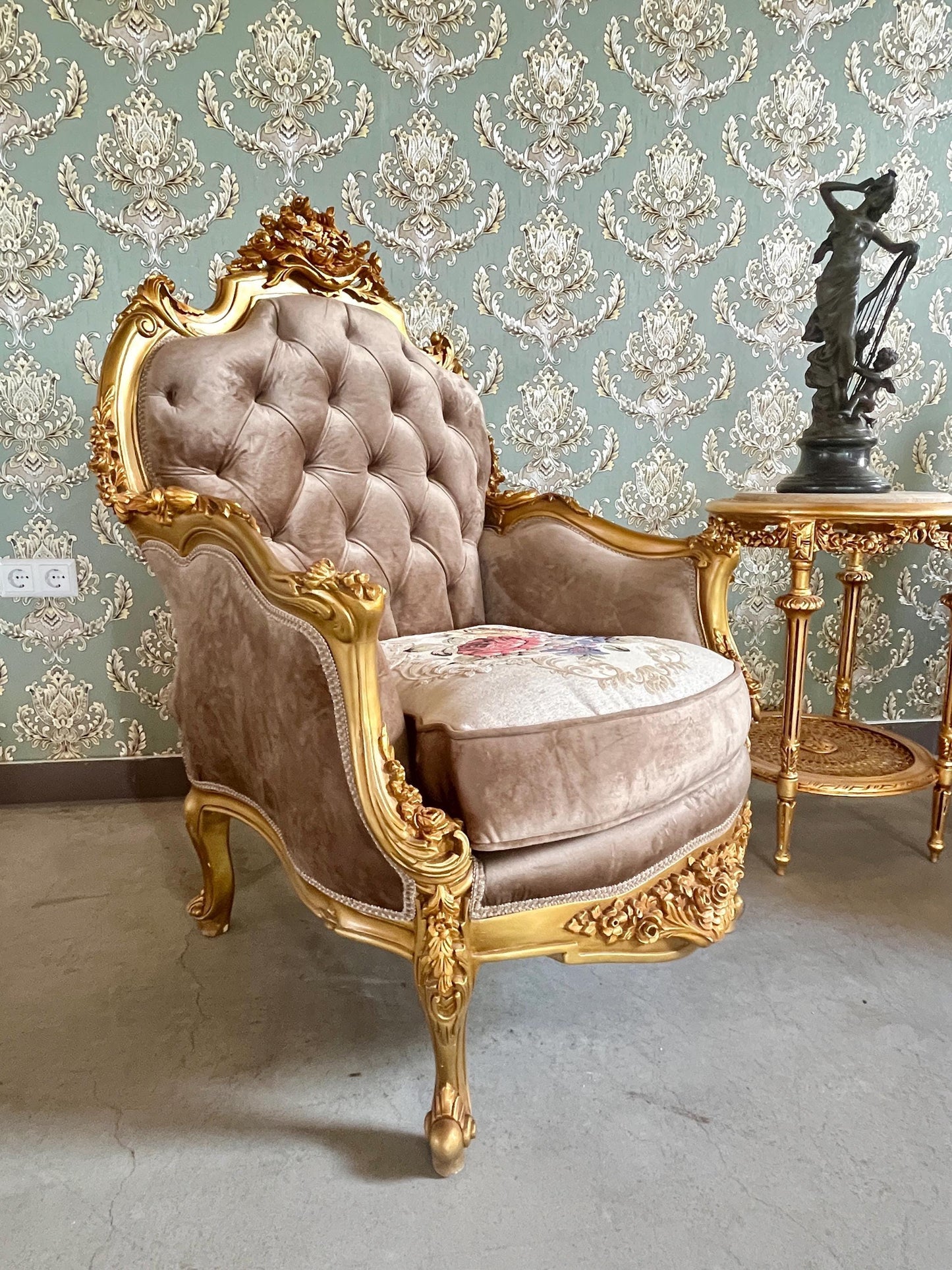 Armchair Table Set Deluxe Antique Style in Gold Finish Royal Style Chairs and Table Baroque Rococo Style Chair Set for Hotel Lobby Decor