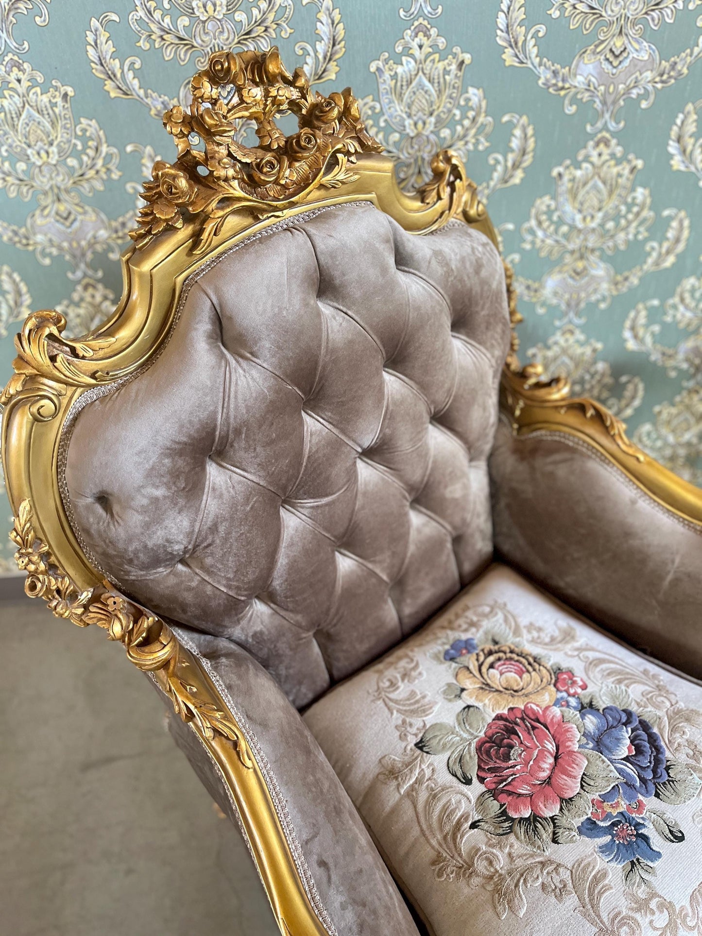 Armchair Table Set Deluxe Antique Style in Gold Finish Royal Style Chairs and Table Baroque Rococo Style Chair Set for Hotel Lobby Decor