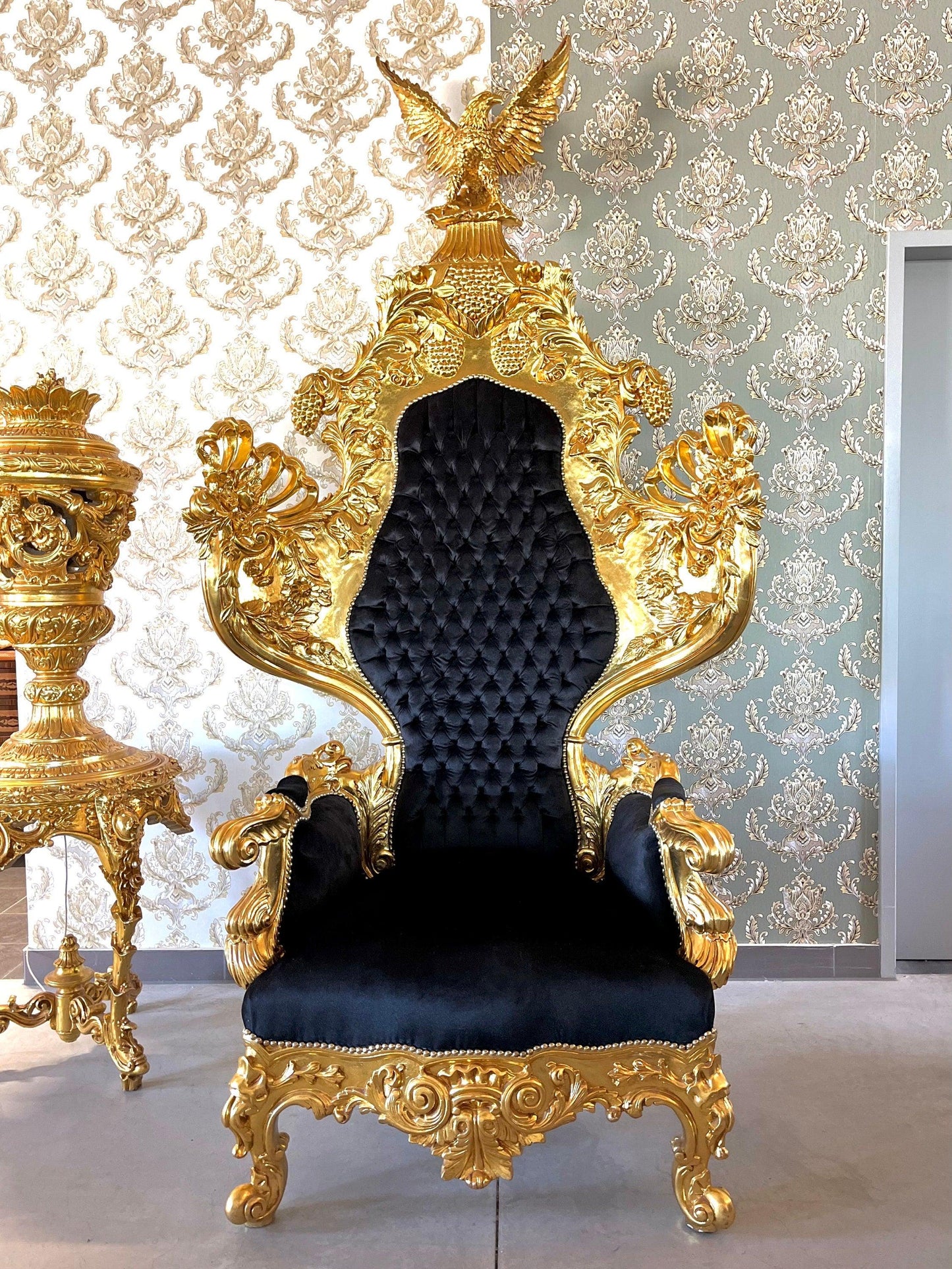 Huge Armchair Baroque Rococo Style King Throne Eagle Shape Black Velvet Gold Finish Noble Piece King Chair for Video Shooting for lounge Bar