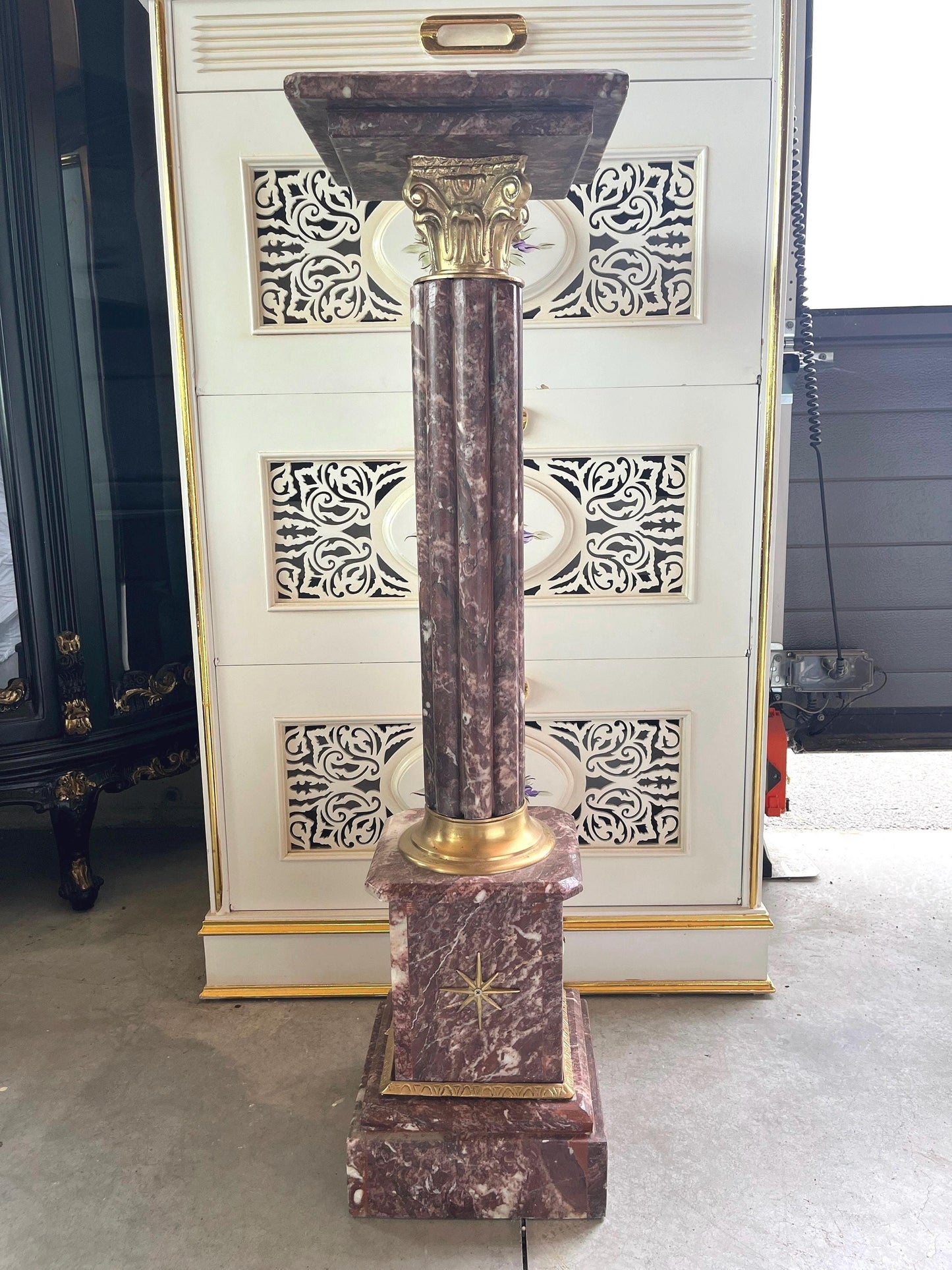 Marble Pillar Deluxe Baroque Style with Brass Decor Marble Column for Theater Decoration for TV Display Setting Film Shooting or Hotel Decor