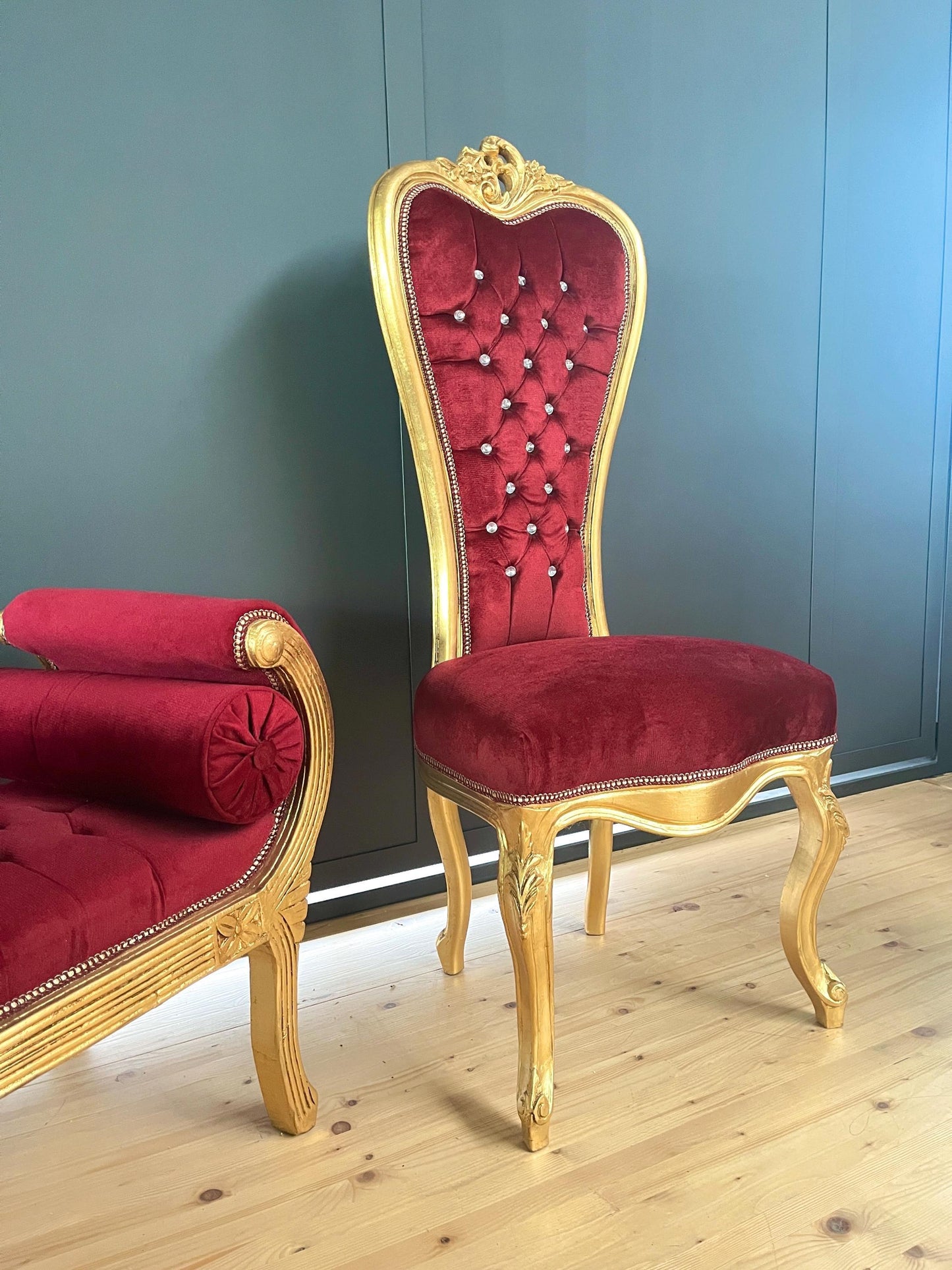 Tall Chair Nostalgic Baroque Style Xmas Decor Chair in Gold Finish Red Velvet Beige Velvet White Color for Holiday Party Event Home Decor