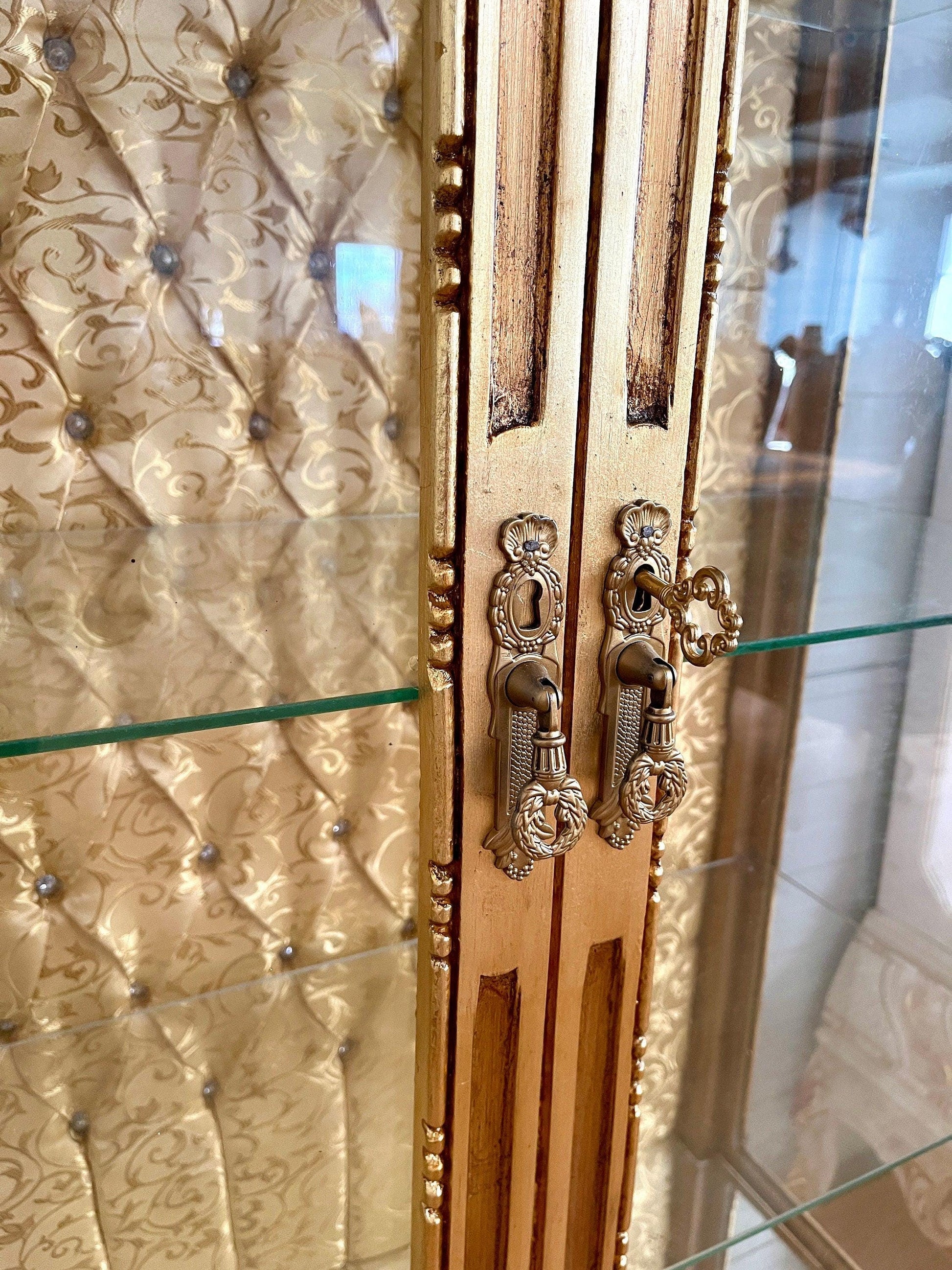Display Cabinet Glass & Wood French Louis Style Showcase Antique Style Reproduction in Gold Finish Retro Baroque Style Display Cabinet