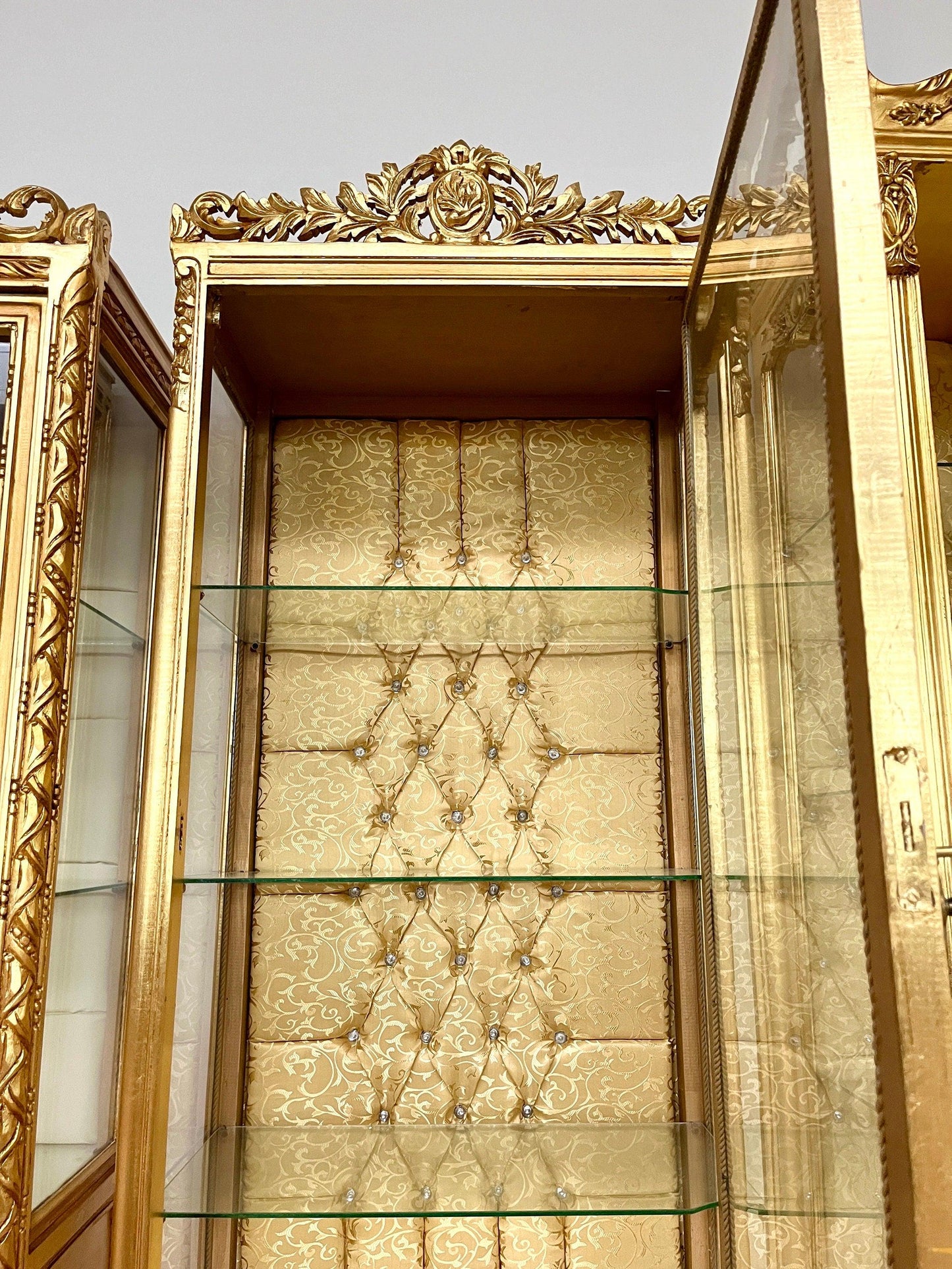Display Cabinet French Louis XV Style Showcase Antique Style Reproduction in Gold Finish Retro Baroque Style Display Cabinet