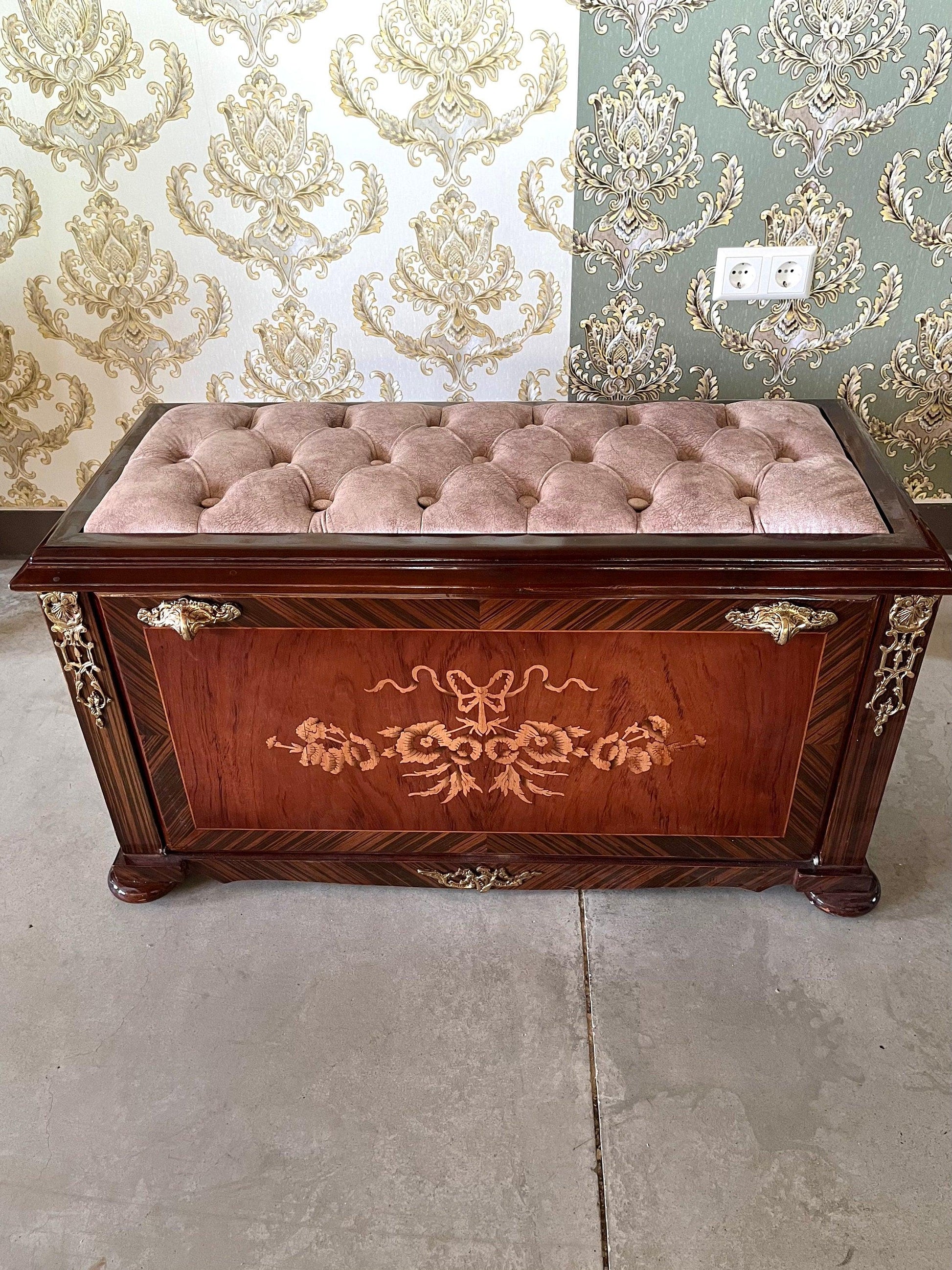 Barocker Schuhschrank im Antik-Stil - handgefertigt/ Shoe Cabinet French Baroque Seated Cabinet Red Velvet Seated Shoe Side Board Home Decor