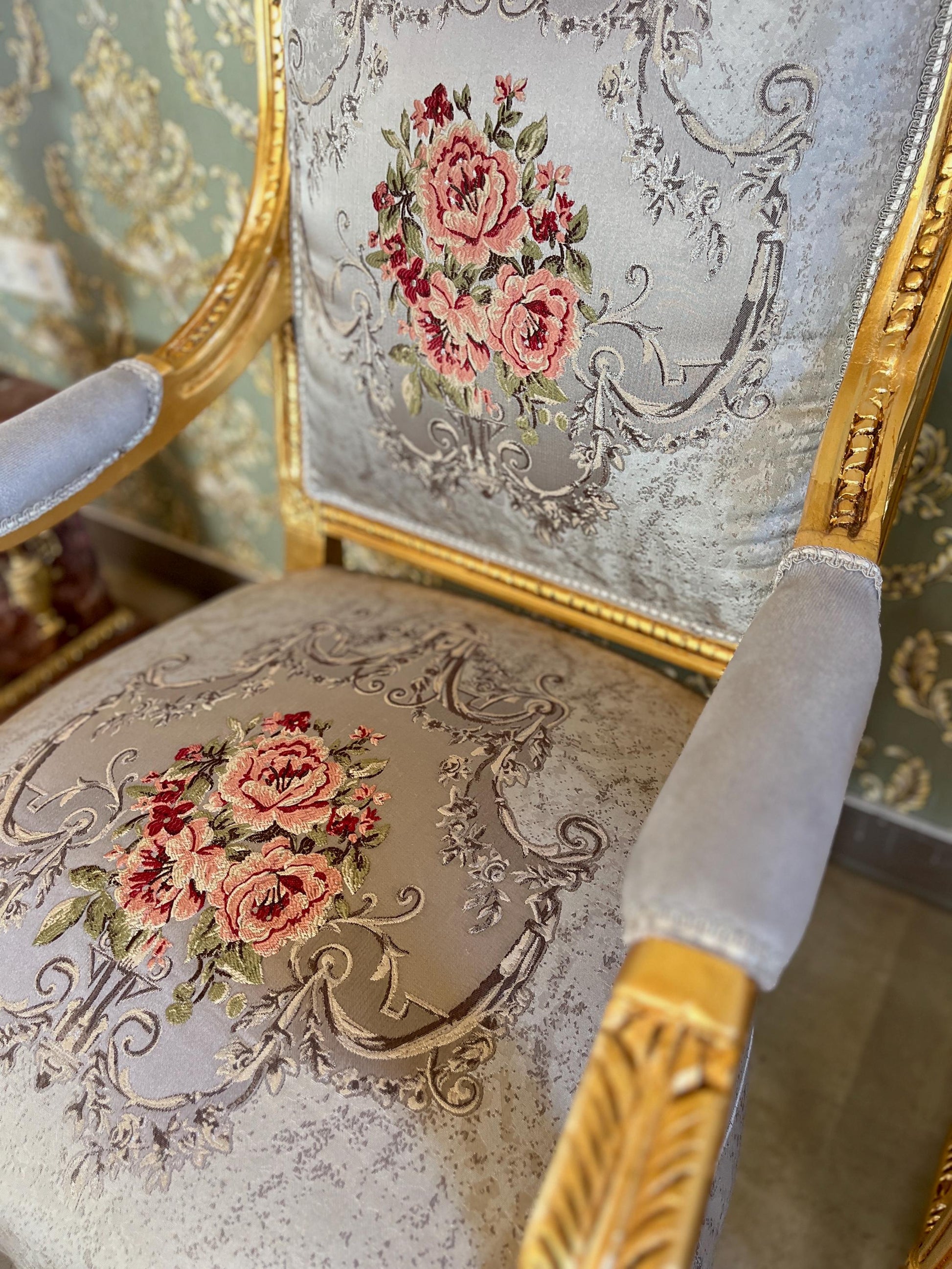 Armchair & Table Set French Antique Style Gold Finish Lounge Chair Set Louis XV Baroque Rococo Style Chair Table Set for Living Room Decor