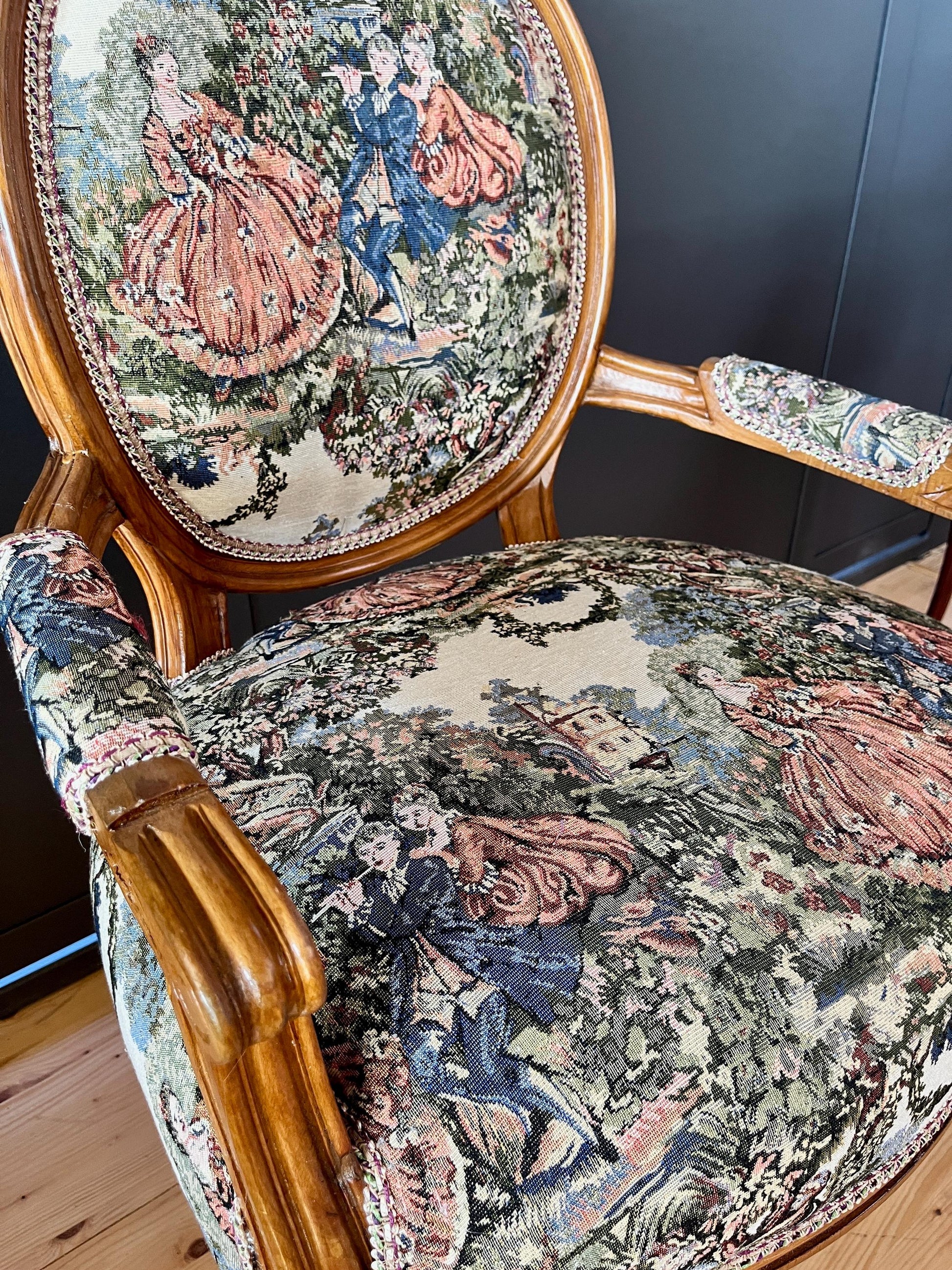Round Armchair French Baroque Wooden Chair in Tapestry Fabric Juliet Love Story Pattern for Lounge Room Decor