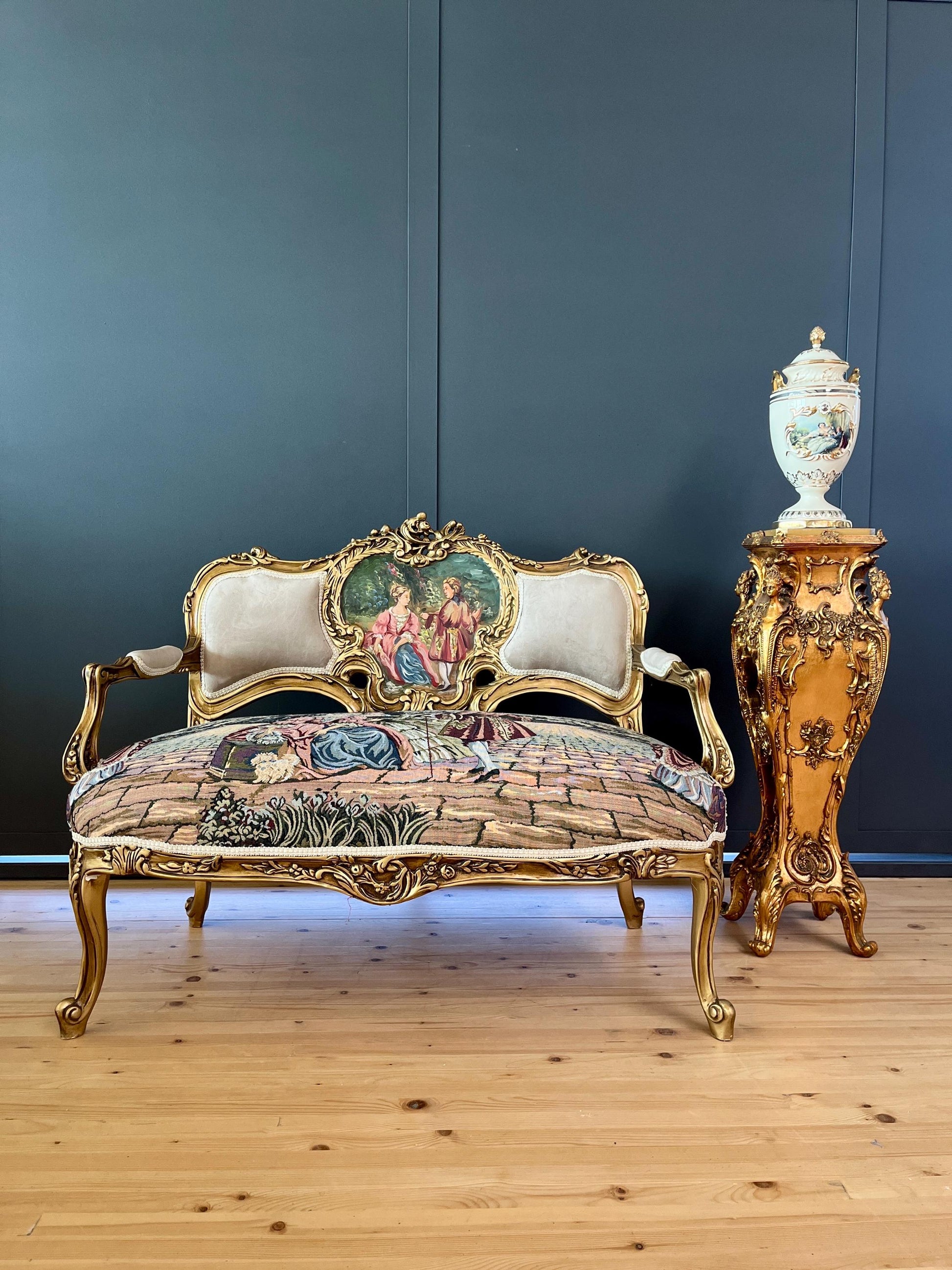 Love Seat Royal Style 2-Seater Sofa in Camel Velvet Palace Scenery Motif Nostalgic Baroque Style Handmade Bench for Lounge Room Home Decor