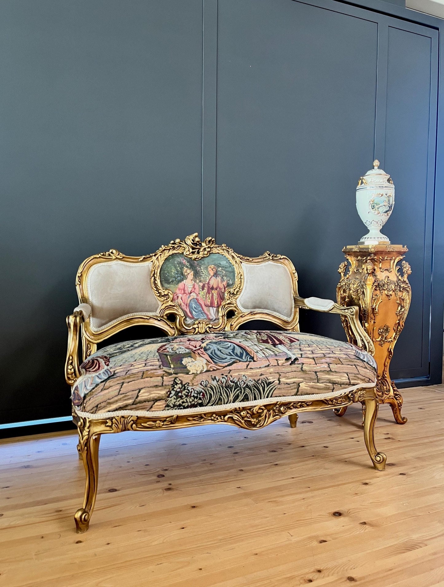 Love Seat Royal Style 2-Seater Sofa in Camel Velvet Palace Scenery Motif Nostalgic Baroque Style Handmade Bench for Lounge Room Home Decor