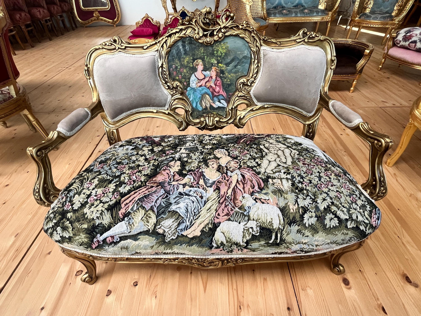 Love Seat Royal Style 2-Seater Sofa in Camel Velvet Palace Scenery Motif Nostalgic Baroque Style Handmade Bench for Lounge Room Home Decor