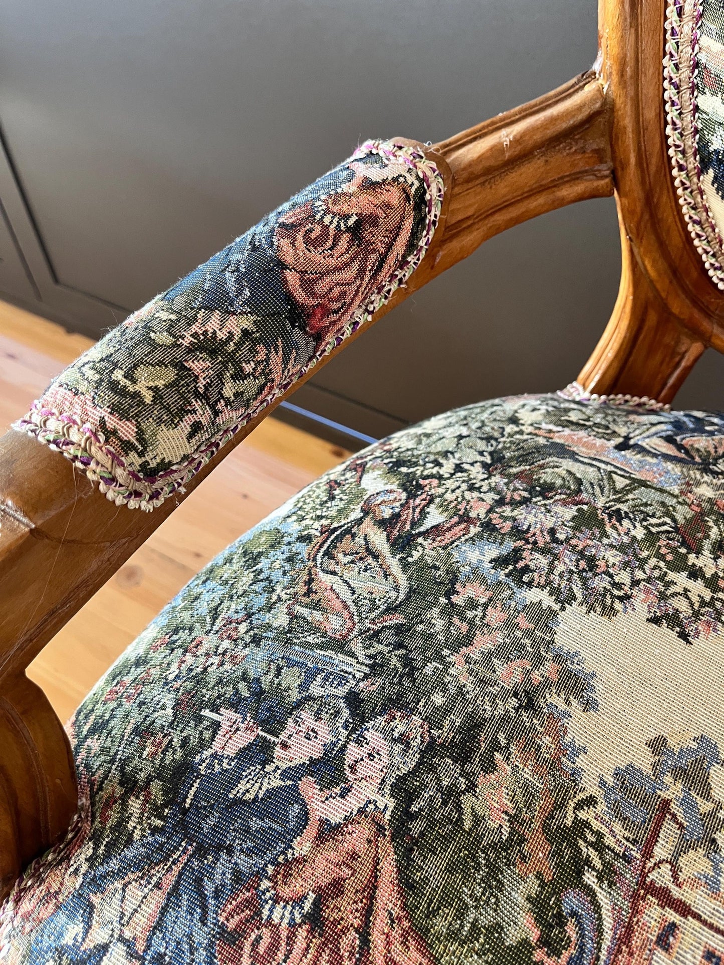 Round Armchair French Baroque Wooden Chair in Tapestry Fabric Juliet Love Story Pattern for Lounge Room Decor