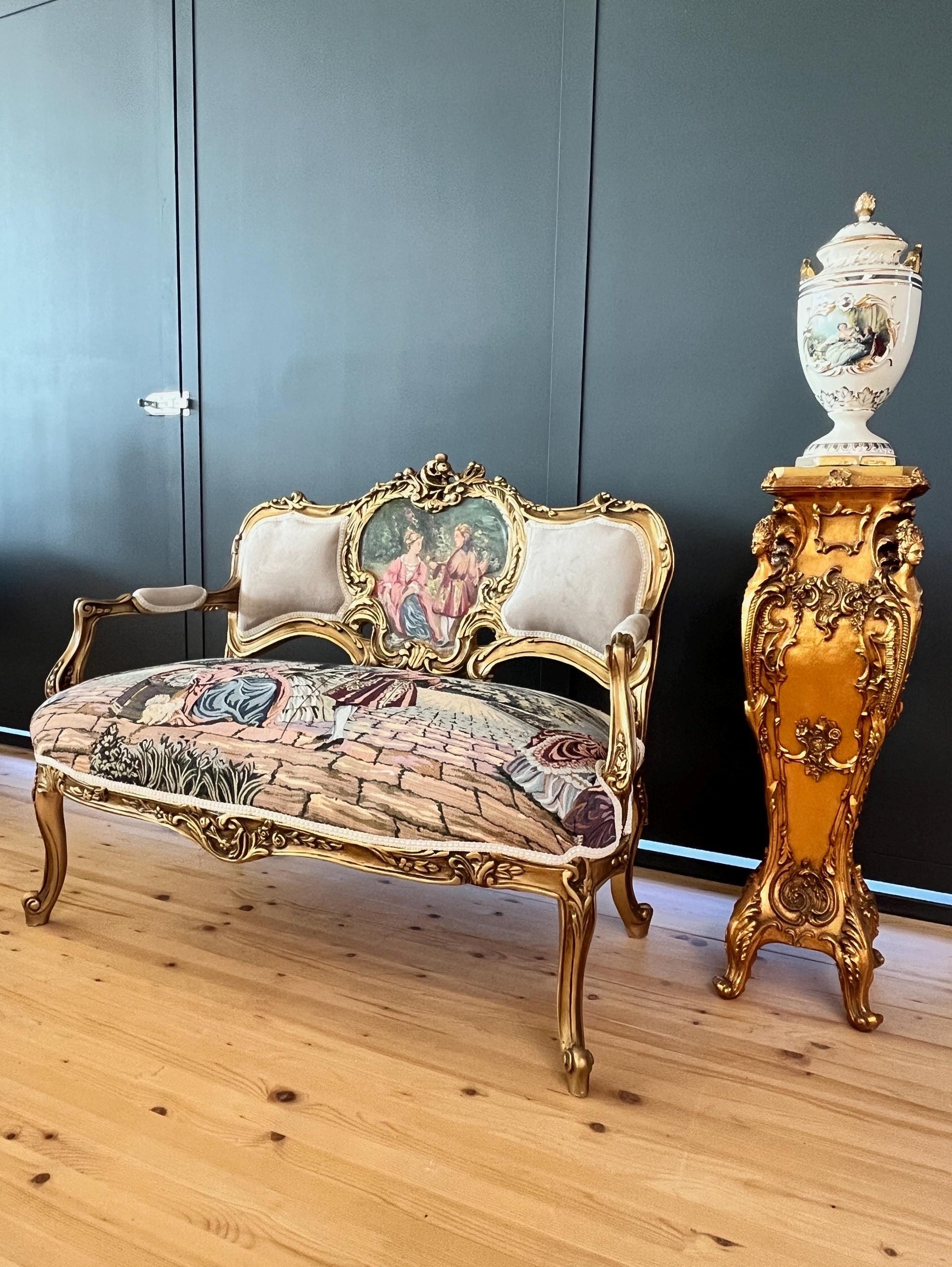 Love Seat Royal Style 2-Seater Sofa in Camel Velvet Palace Scenery Motif Nostalgic Baroque Style Handmade Bench for Lounge Room Home Decor
