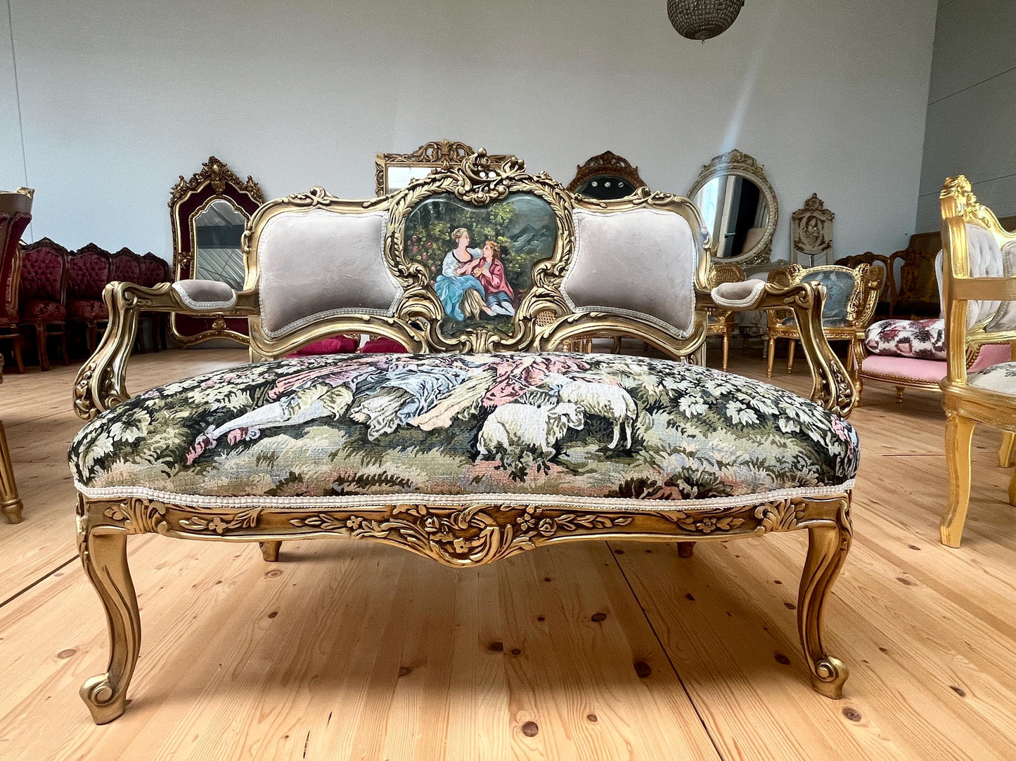 Love Seat Royal Style 2-Seater Sofa in Camel Velvet Palace Scenery Motif Nostalgic Baroque Style Handmade Bench for Lounge Room Home Decor