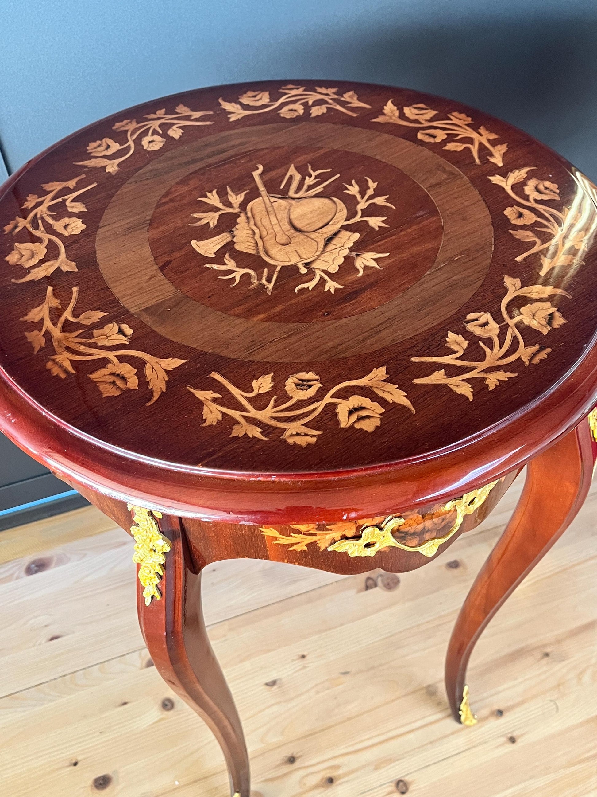 Side Table French Antique Style Wooden Brown Coffee Table Retro Baroque Style Round Table for Home Decor