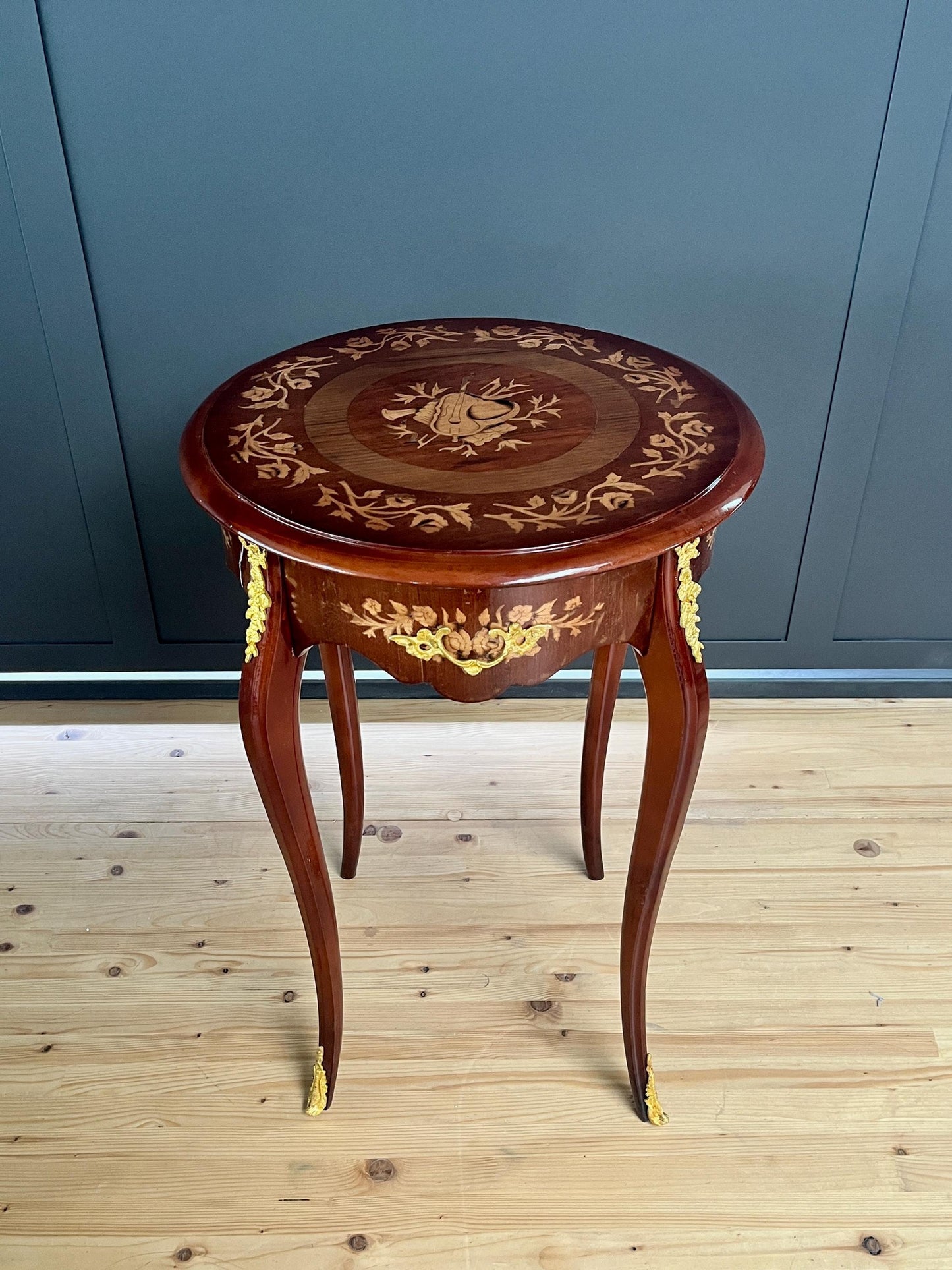 Side Table French Antique Style Wooden Brown Coffee Table Retro Baroque Style Round Table for Home Decor