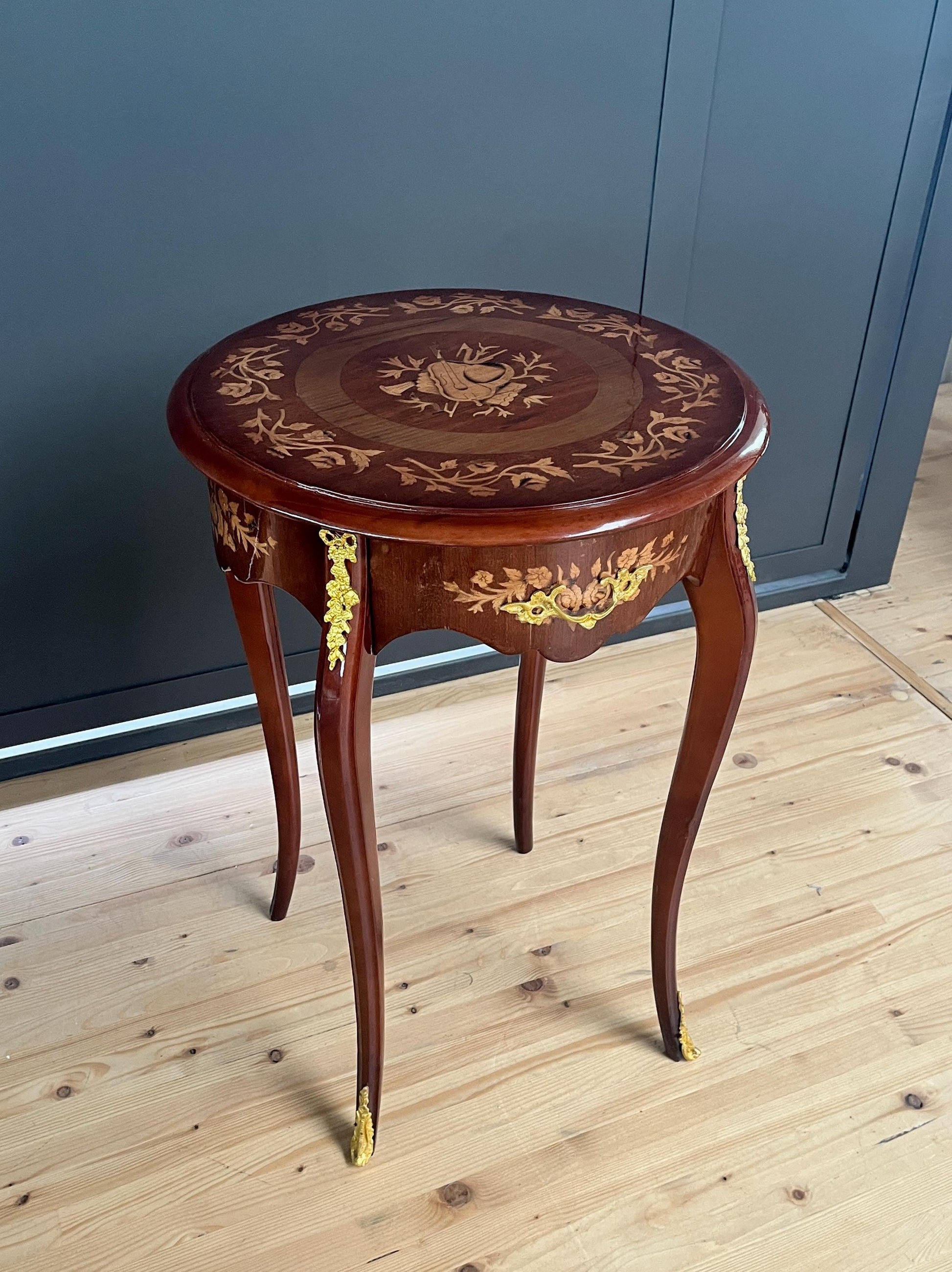 Side Table French Antique Style Wooden Brown Coffee Table Retro Baroque Style Round Table for Home Decor