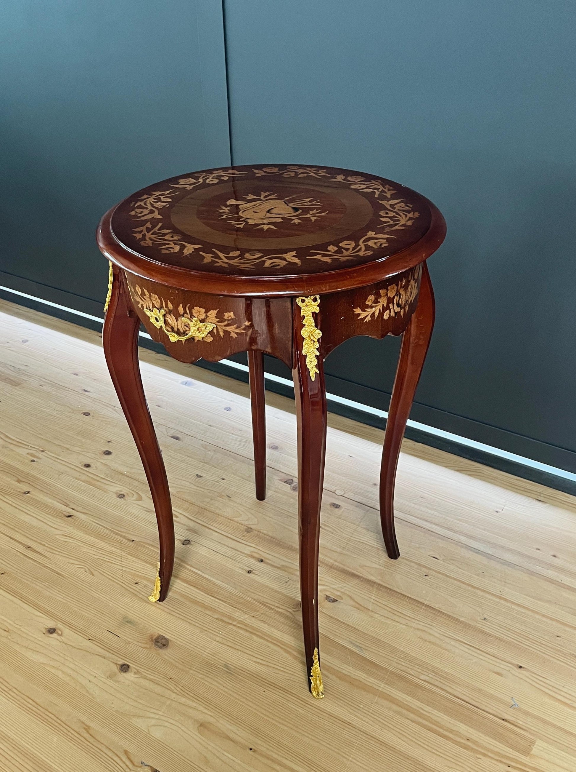 Side Table French Antique Style Wooden Brown Coffee Table Retro Baroque Style Round Table for Home Decor