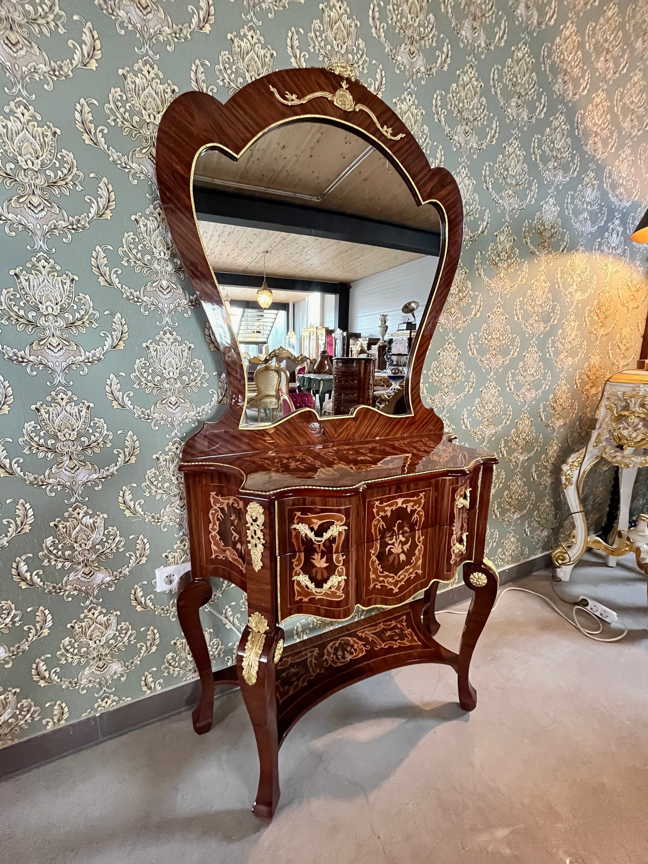 Mirror Table Console in Nostalgic Antique Style Wooden Table Mirror Console in Retro Baroque Style in Brown