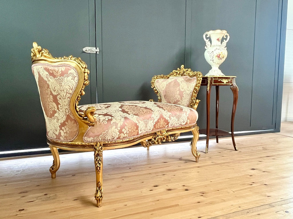 Chaise longue barocca regale in legno massello intagliato a mano, con dettagli floreali color oro rosa, divanetto di lusso