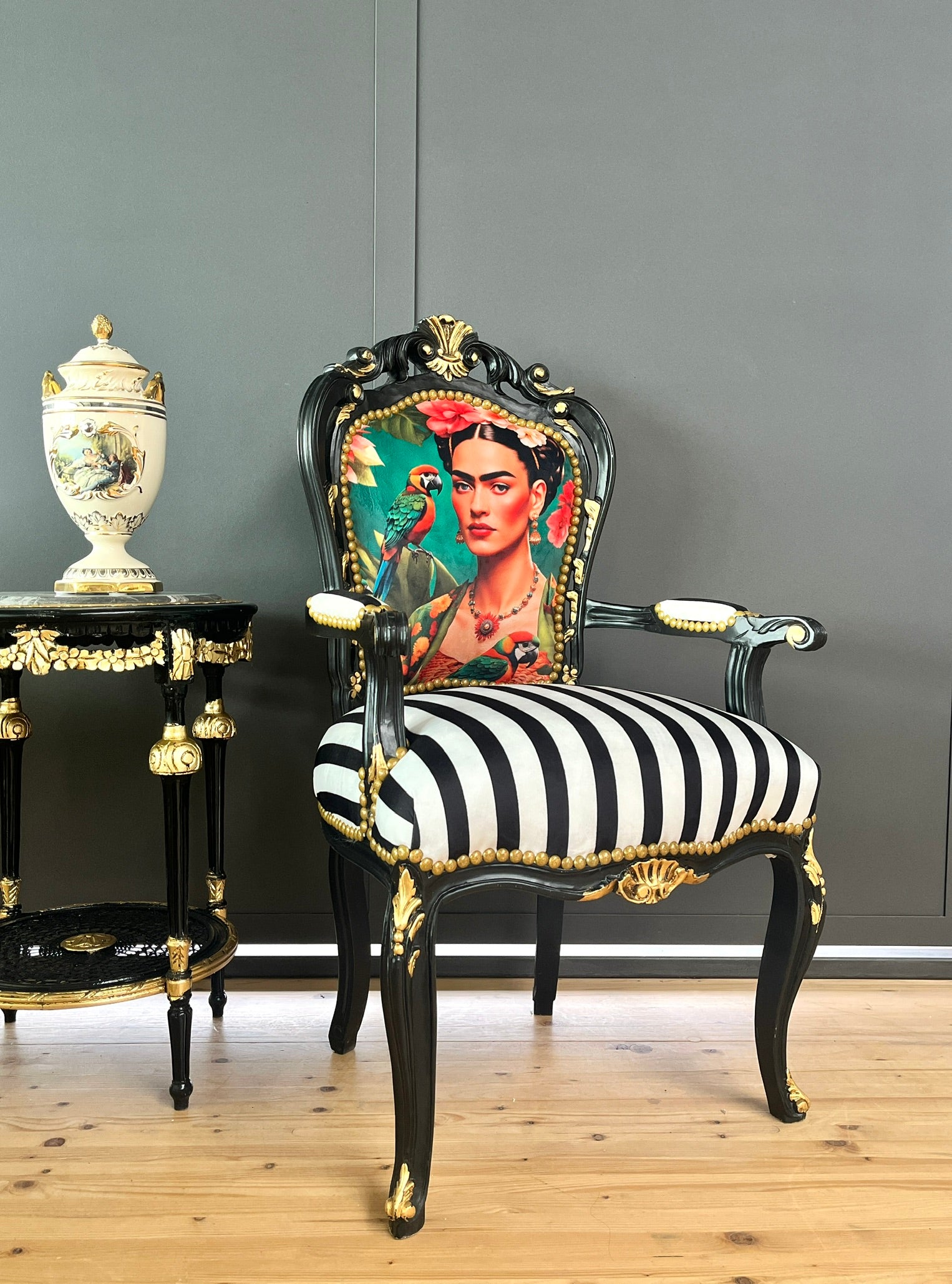 Poltrona d’accento nera di lusso, poltrona iconica Frida Kahlo, arredamento barocco vivace