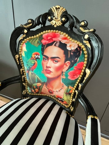 Poltrona d’accento nera di lusso, poltrona iconica Frida Kahlo, arredamento barocco vivace