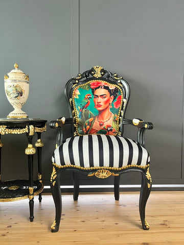 Poltrona d’accento nera di lusso, poltrona iconica Frida Kahlo, arredamento barocco vivace
