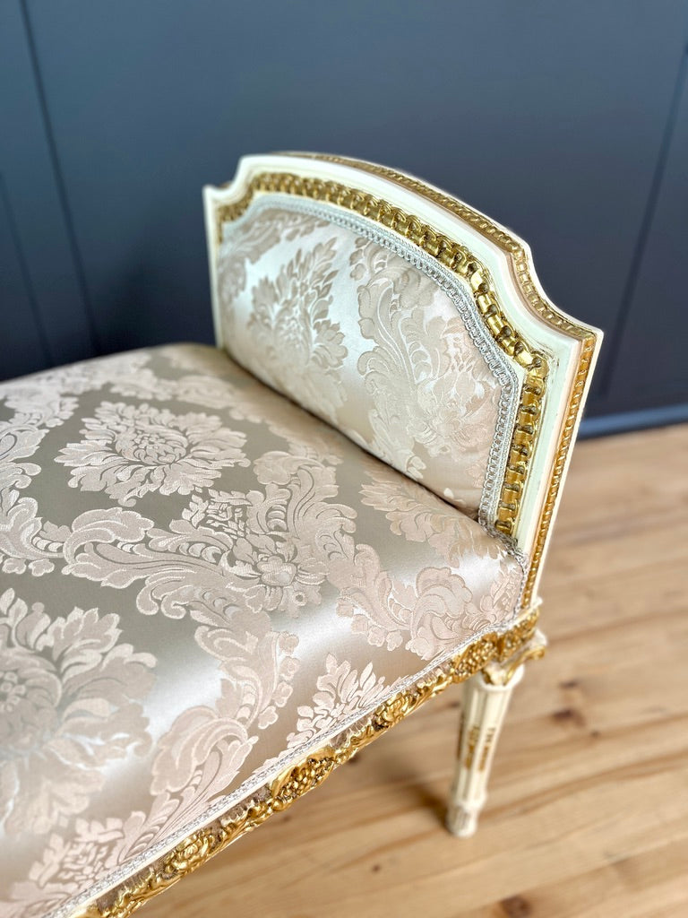 Panca d’accento rococò con rivestimento floreale bianco perlato, piccolo divano a due posti in stile Luigi XV