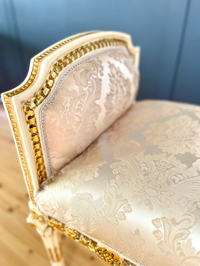 Panca d’accento rococò con rivestimento floreale bianco perlato, piccolo divano a due posti in stile Luigi XV