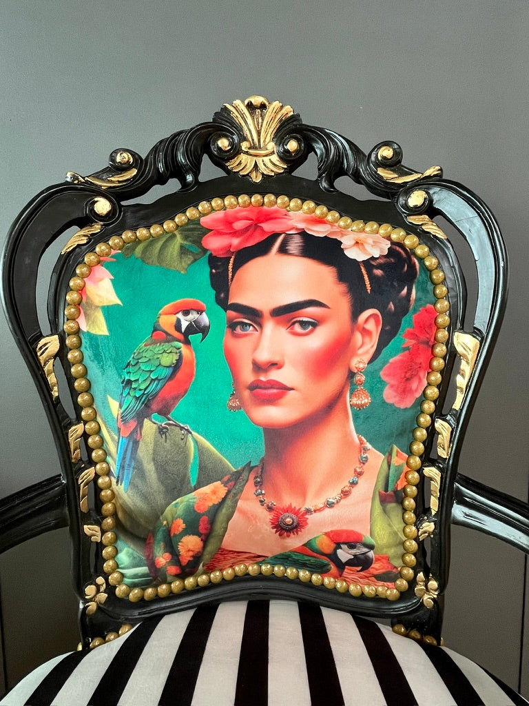Poltrona d’accento nera di lusso, poltrona iconica Frida Kahlo, arredamento barocco vivace