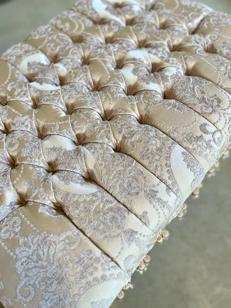 Panca d’accento barocca beige con damasco floreale, pouf francese intagliato a mano e dorato