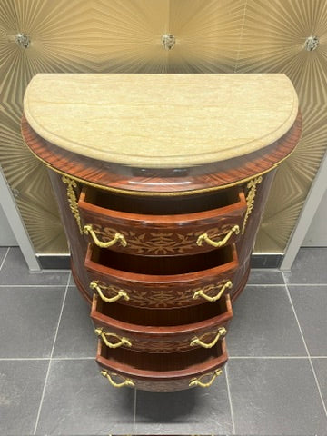 Cassettiera in stile barocco con legno intarsiato, motivo a foglie, piano in marmo e maniglie in ottone