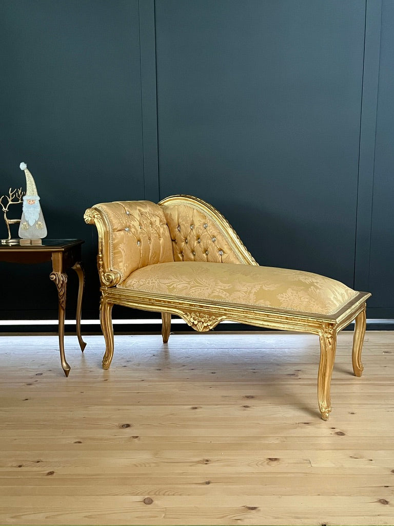 CasAmin Möbel Rococo Accent French style small chaise lounge with ivory floral patterned upholstery and ottoman.