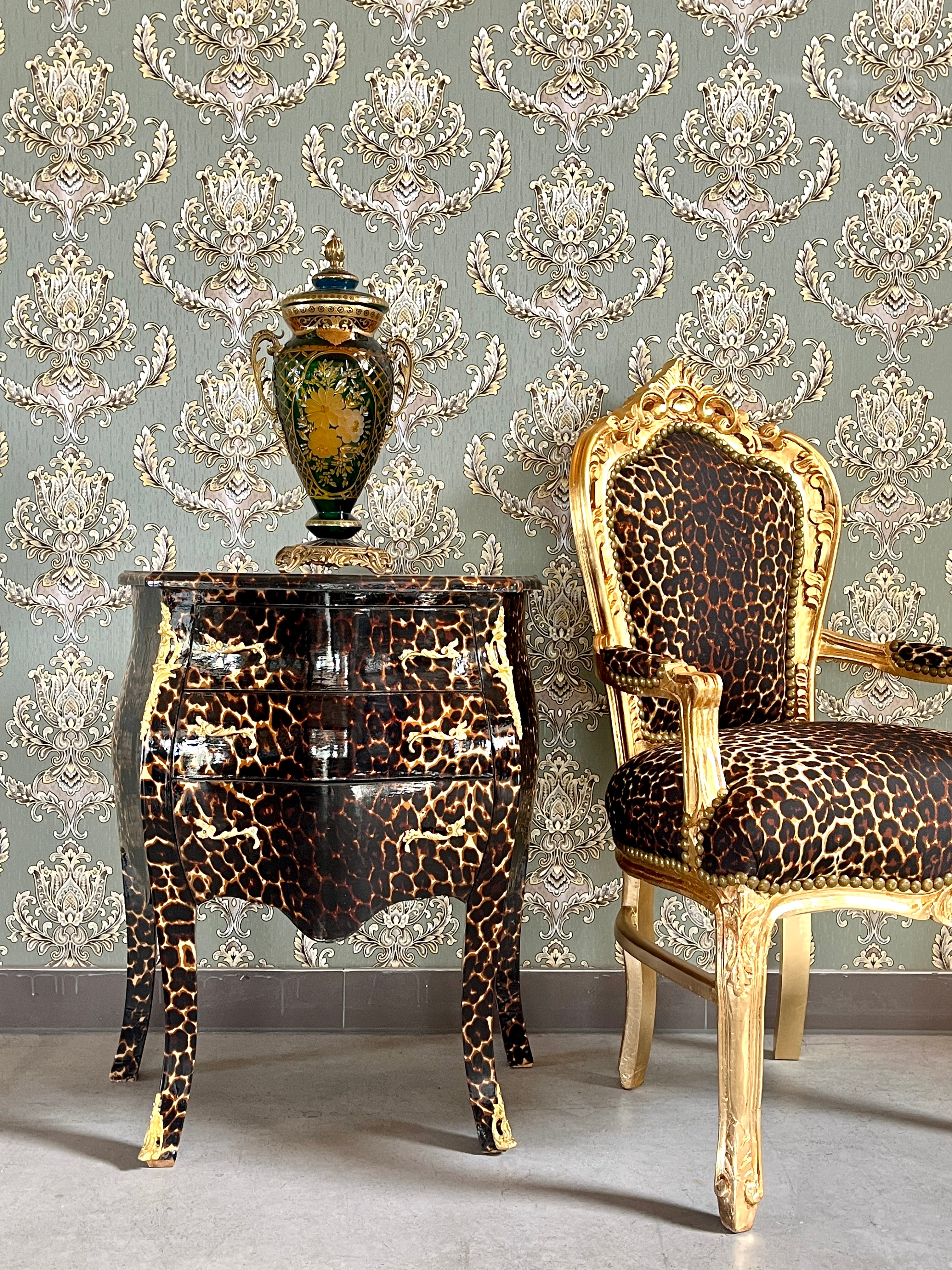 Nachttisch mit Leopardenmuster: Nachttisch im französischen Louis-Stil