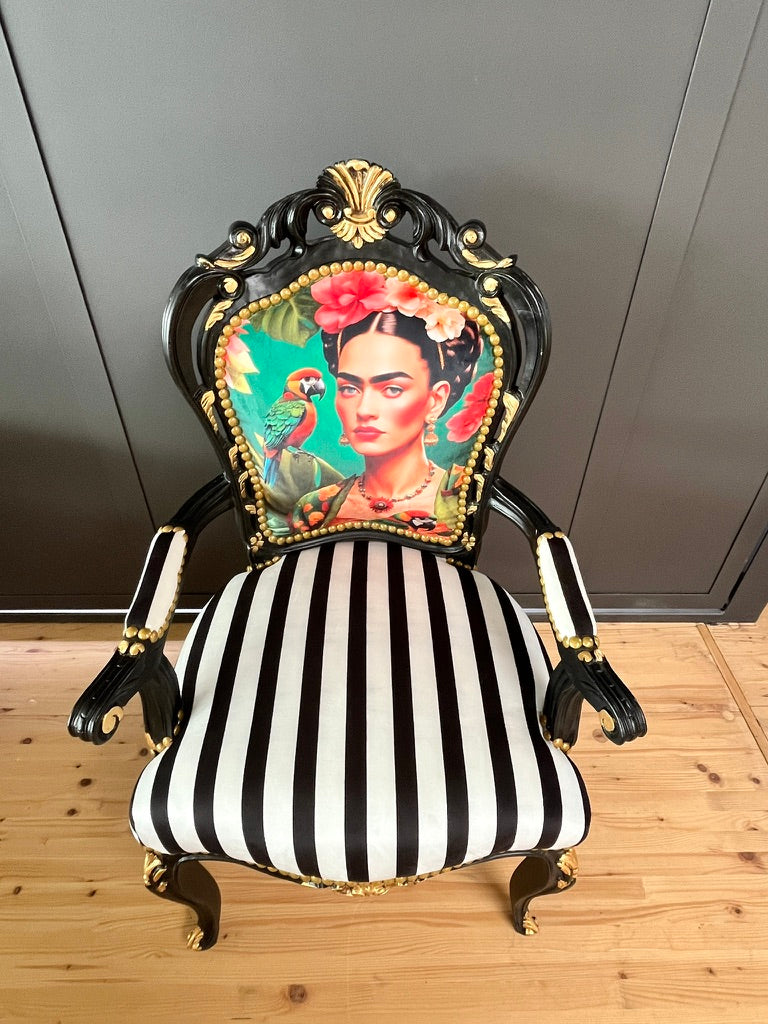 Poltrona d’accento nera di lusso, poltrona iconica Frida Kahlo, arredamento barocco vivace