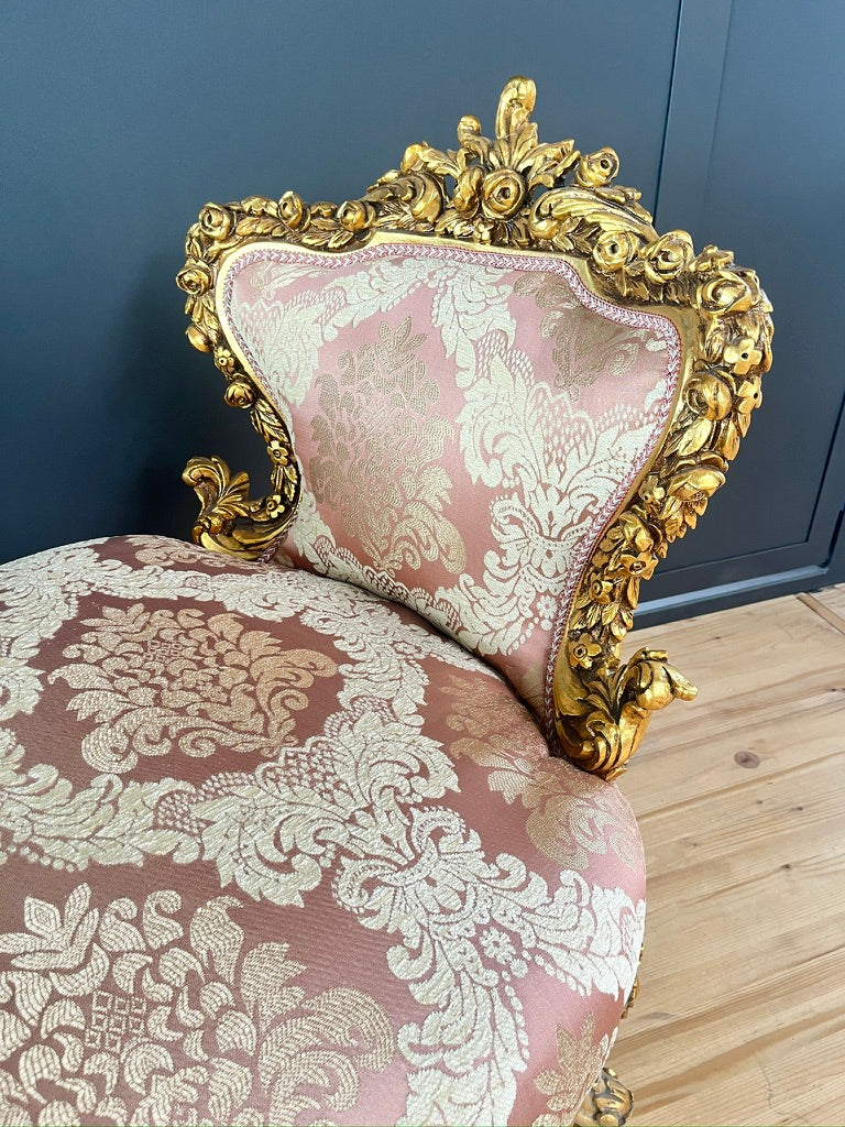 Chaise longue barocca regale in legno massello intagliato a mano, con dettagli floreali color oro rosa, divanetto di lusso