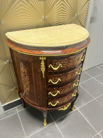 Cassettiera in stile barocco con legno intarsiato, motivo a foglie, piano in marmo e maniglie in ottone