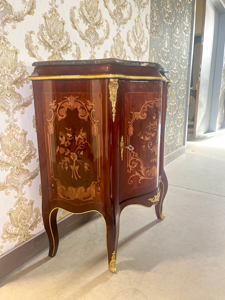 Credenza alla moda in legno in stile barocco: piano in marmo marrone, console italiana