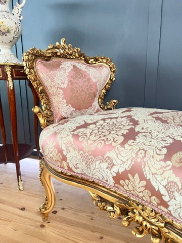 Chaise longue barocca regale in legno massello intagliato a mano, con dettagli floreali color oro rosa, divanetto di lusso
