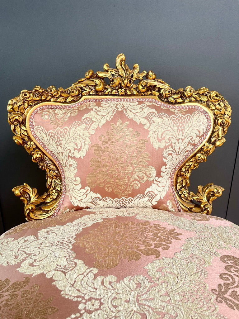 Chaise longue barocca regale in legno massello intagliato a mano, con dettagli floreali color oro rosa, divanetto di lusso