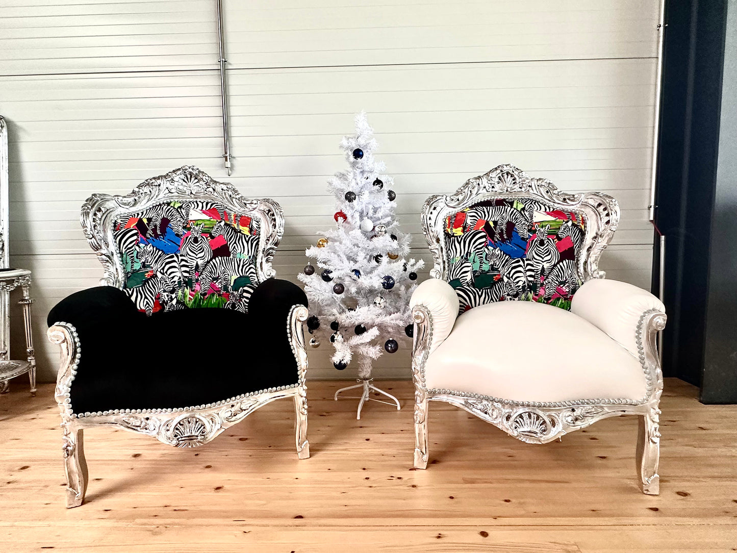 Französischer Barocksessel im Recoco-Stil/ Armchair French Baroque Recoco Style in Silver Finish & Colorful Safari Zebra Print