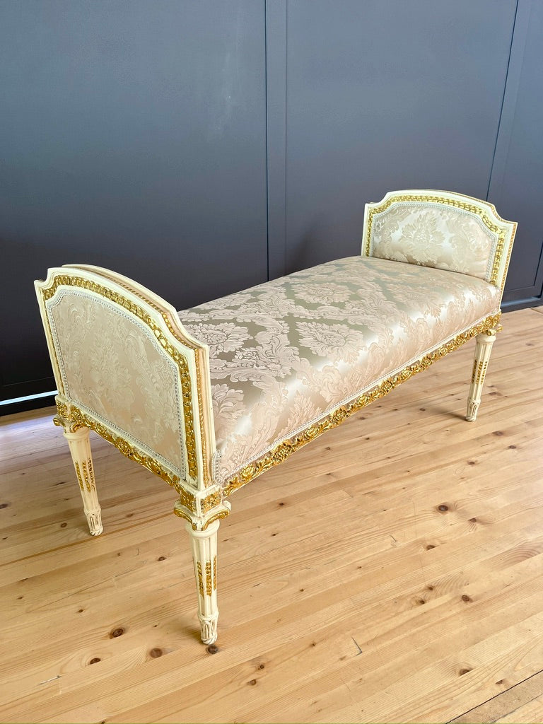Panca d’accento rococò con rivestimento floreale bianco perlato, piccolo divano a due posti in stile Luigi XV
