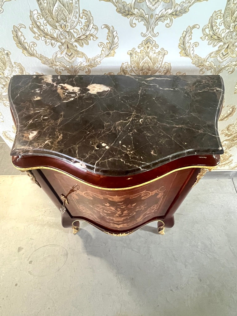 Credenza alla moda in legno in stile barocco: piano in marmo marrone, console italiana